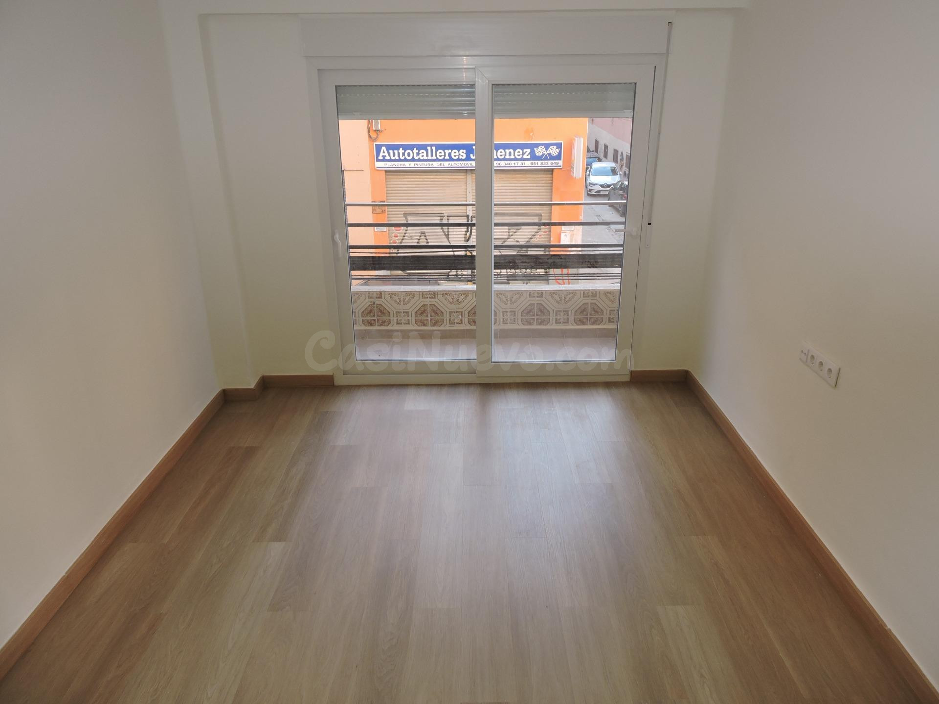 Piso de alquiler en Benicalap de 3 habitaciones, reformado y - foto 3