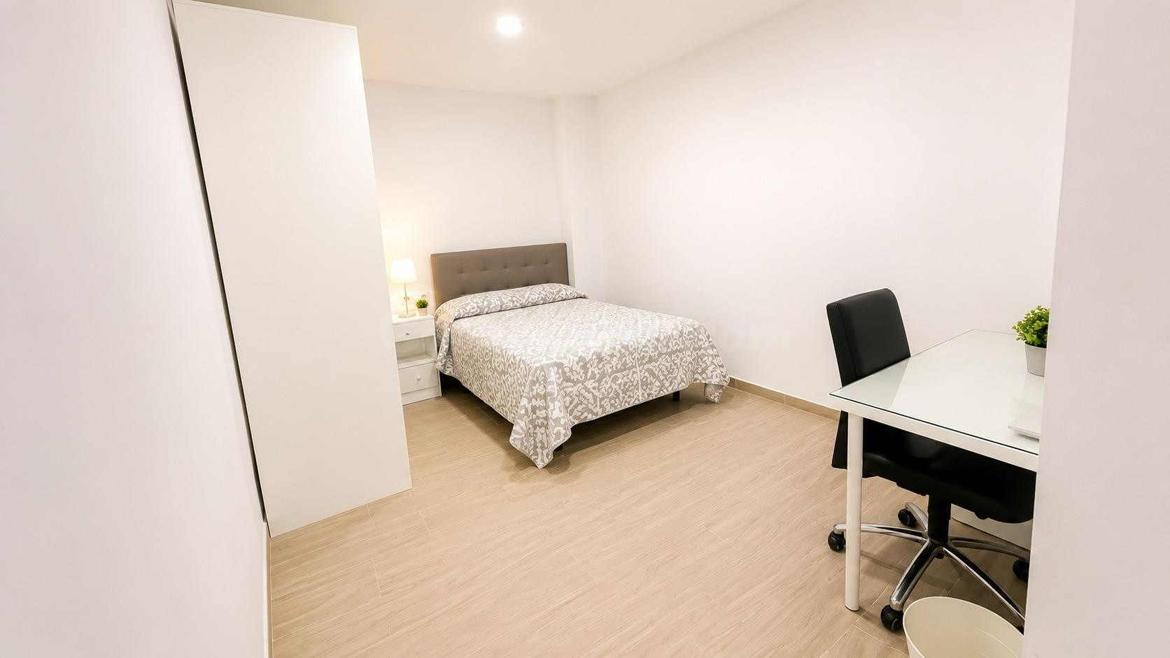 ALQUILER DE habitaciones JUNTO A TEATINOS - foto 4