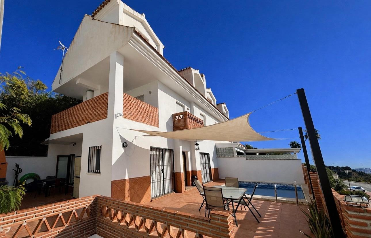 Exclusivo Chalet Pareado en Benalmádena Pueblo con Vistas al