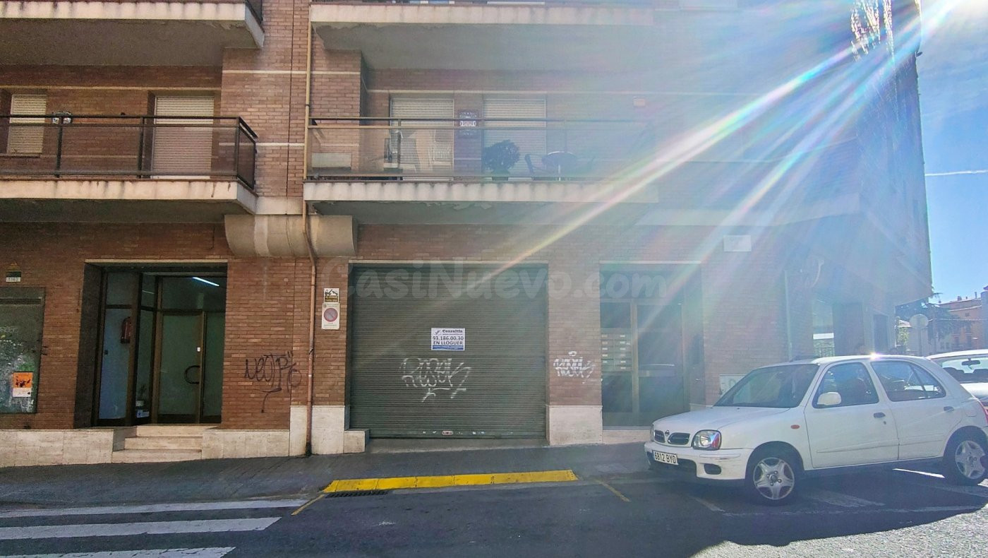 LOCAL DE 80 M2 CON PUERTA AUTOMÁTICA Y MUELLE DE CARGA EN AL