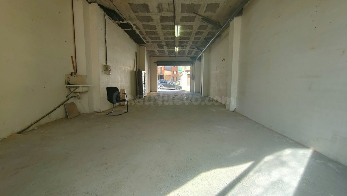 LOCAL DE 80 M2 CON PUERTA AUTOMÁTICA Y MUELLE DE CARGA EN AL - foto 2