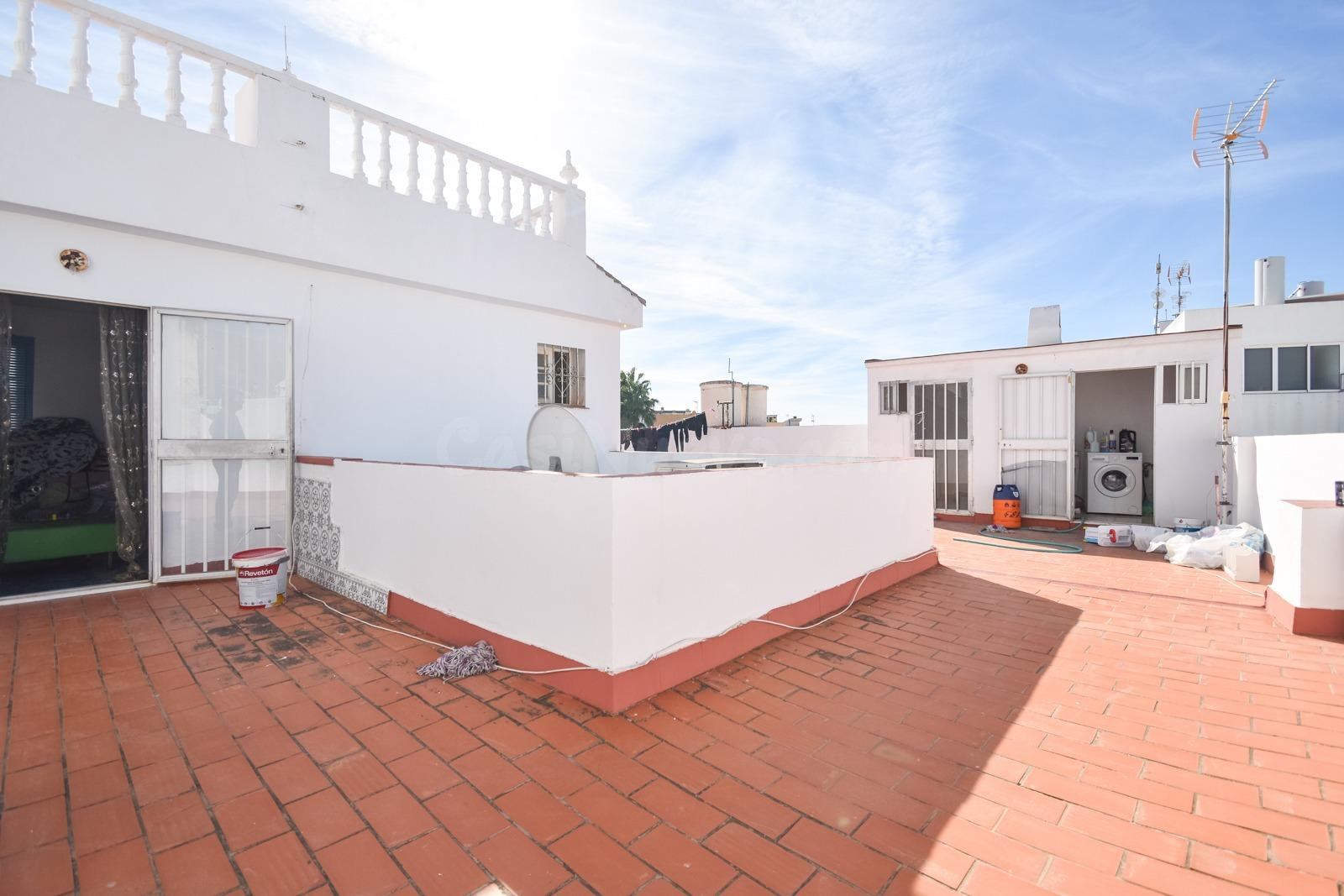 EDIFICIO EN VENTA, 2 GARAJES, 2 PISOS, TERRAZA SOLARIUM, EN  - foto 2