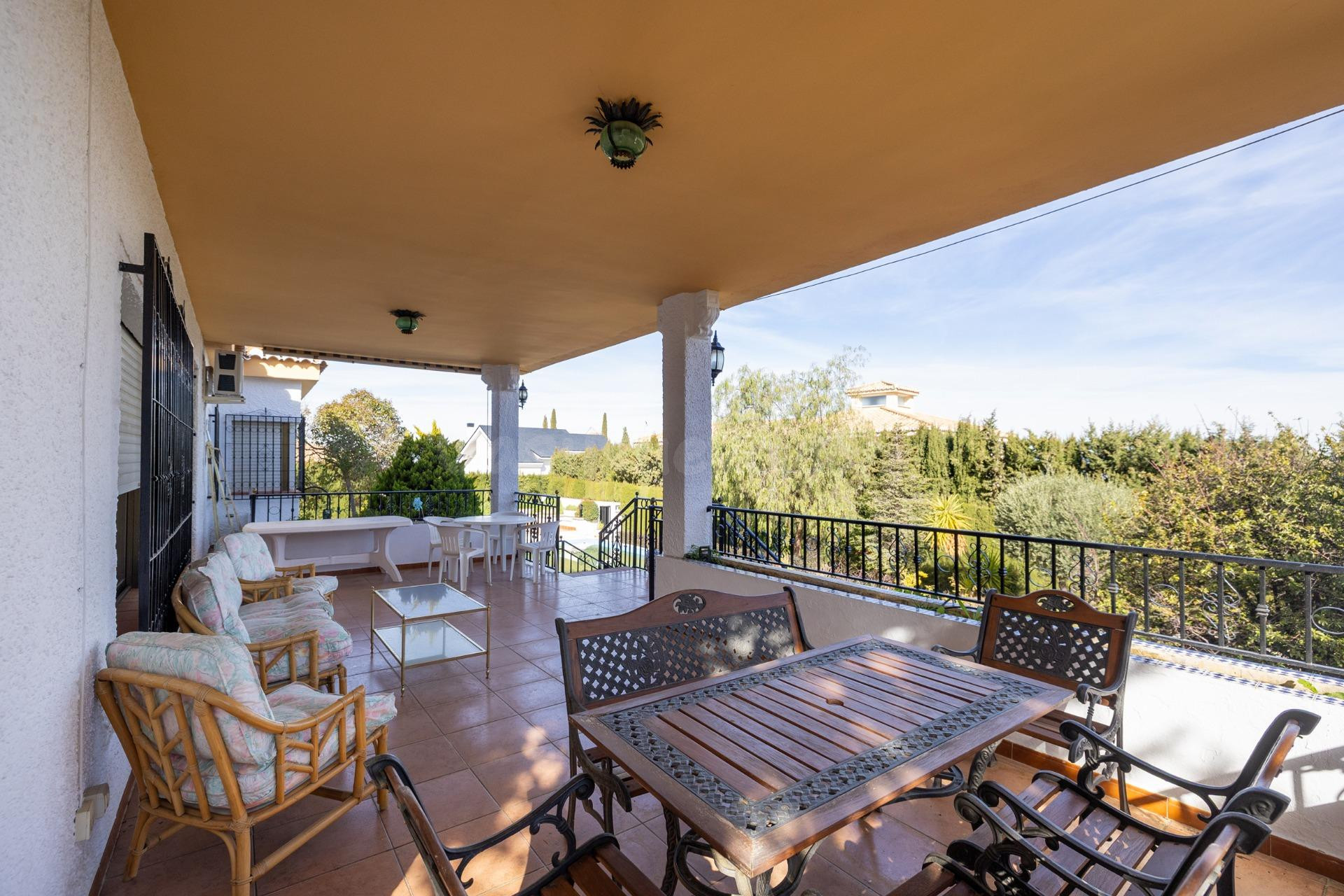 Estupendo chalet en urbanización Los Alixares de Otura