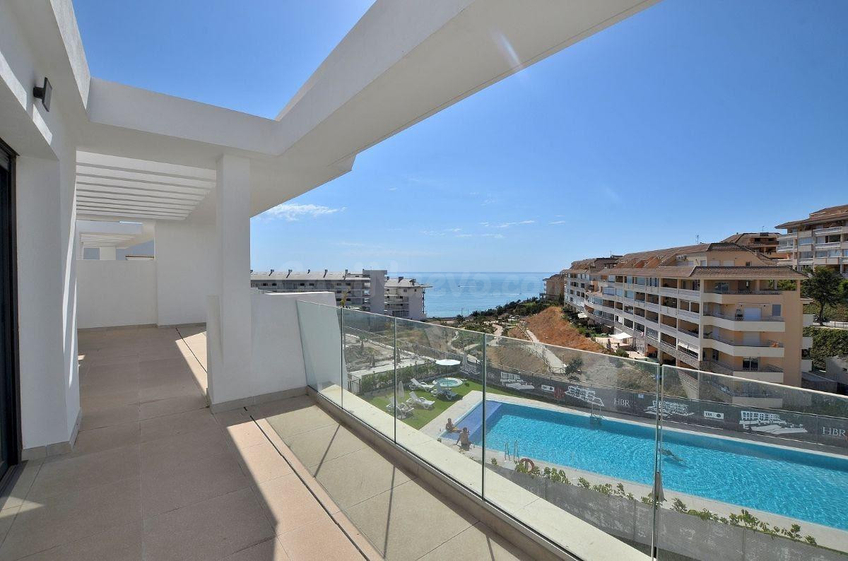 ¡ÁTICO A ESTRENAR con impresionantes VISTAS AL MAR en Higuerón!