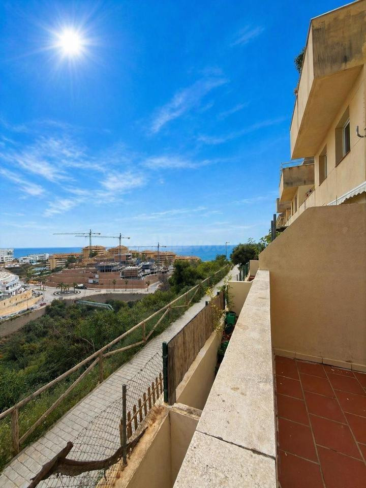 Dúplex con vistas al mar y gran potencial en Torreblanca, Fu - foto 2