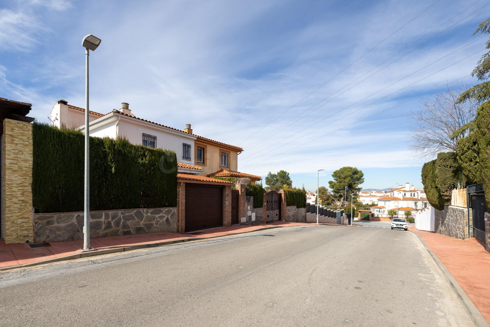✨ ¡Tu nuevo hogar con piscina a solo 15 minutos de Granada!