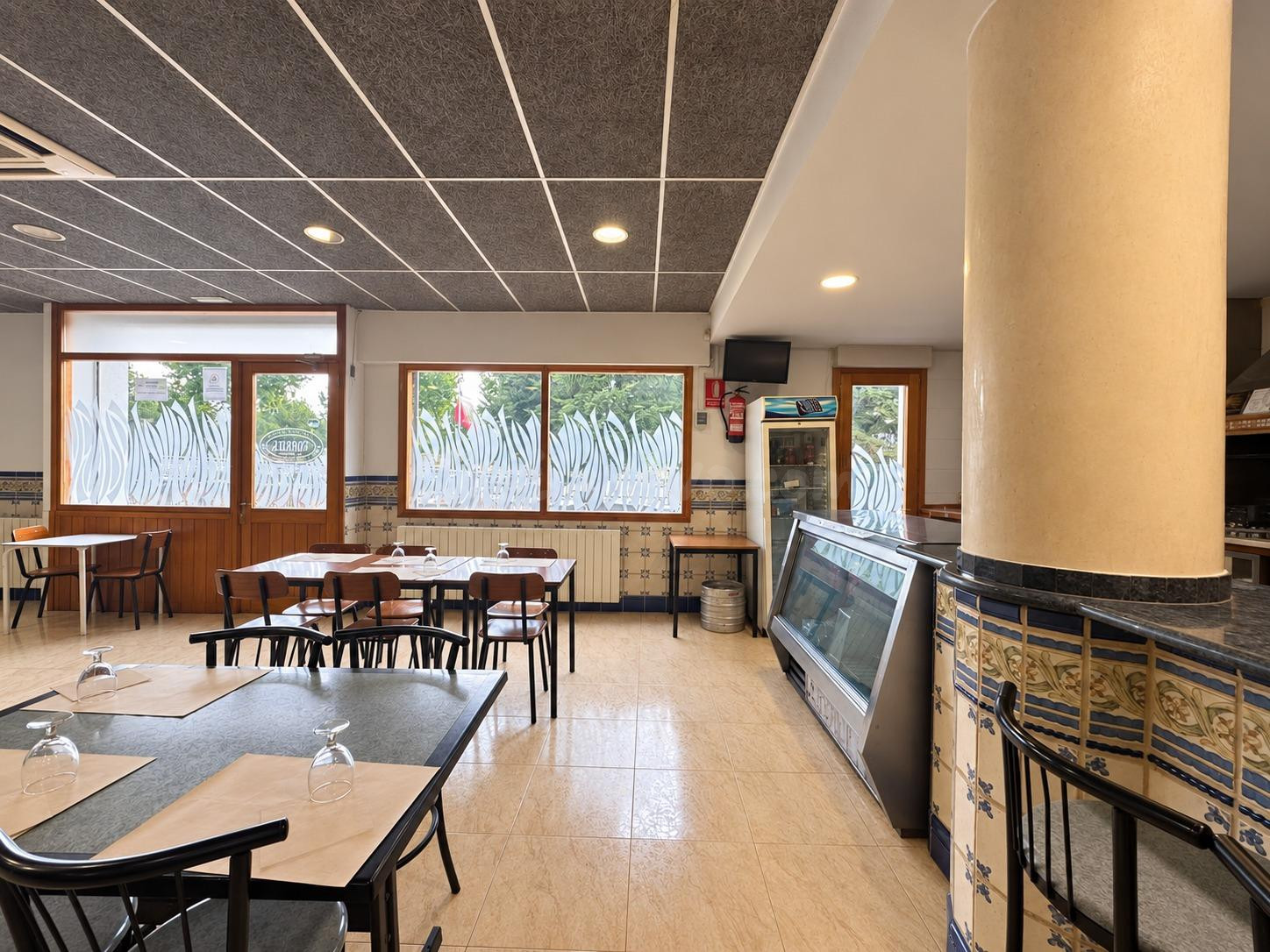OPORTUNIDAD EN NAVARCLES: BAR RESTAURANTE EN FUNCIONAMIENTO 