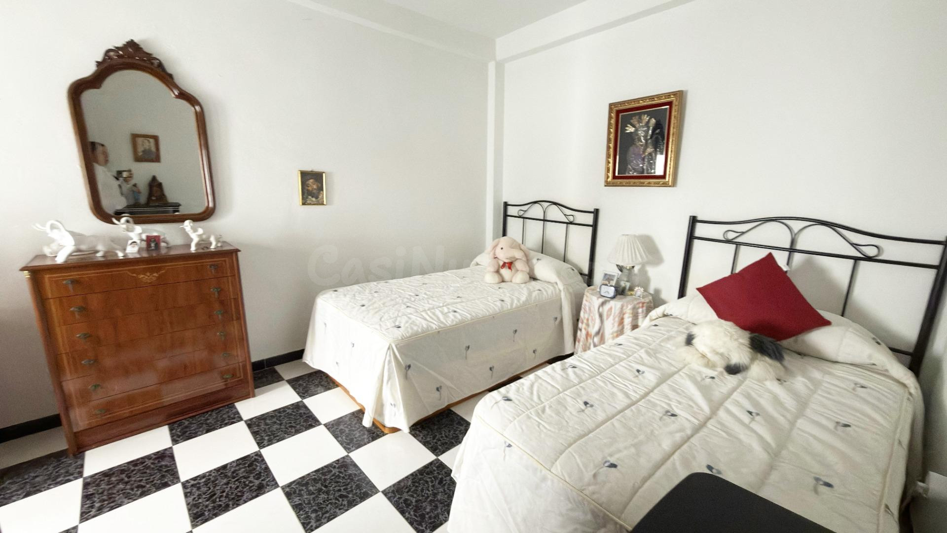 ¡Oportunidad en Triana! Piso con gran potencial y luz natura - foto 4