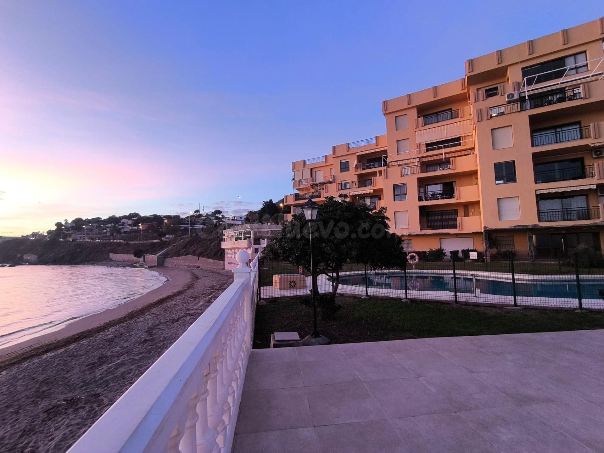 Frontal al Mar: Vivienda Única en Primeraísima Línea con Vis
