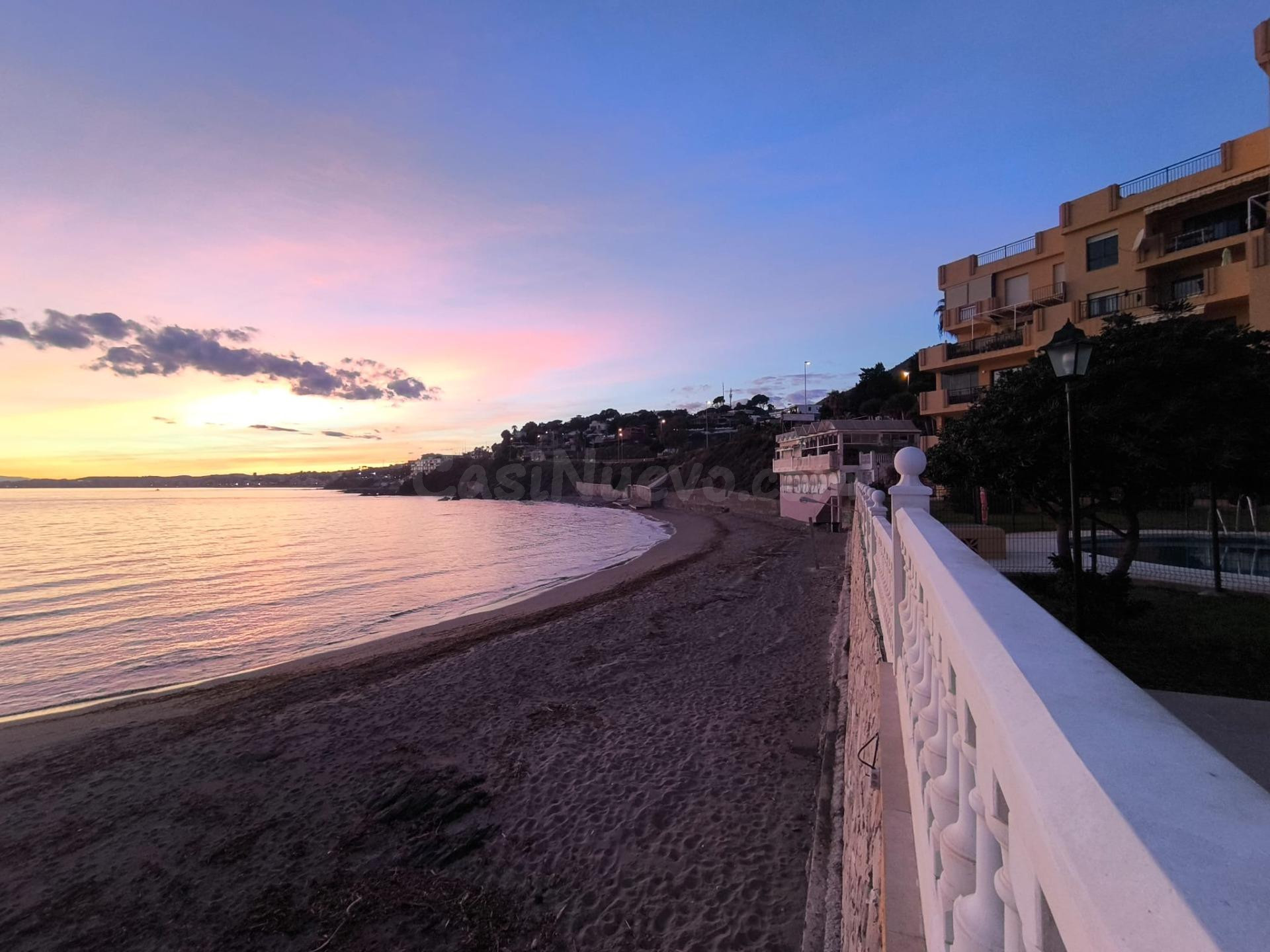 Frontal al Mar: Vivienda Única en Primeraísima Línea con Vis - foto 3