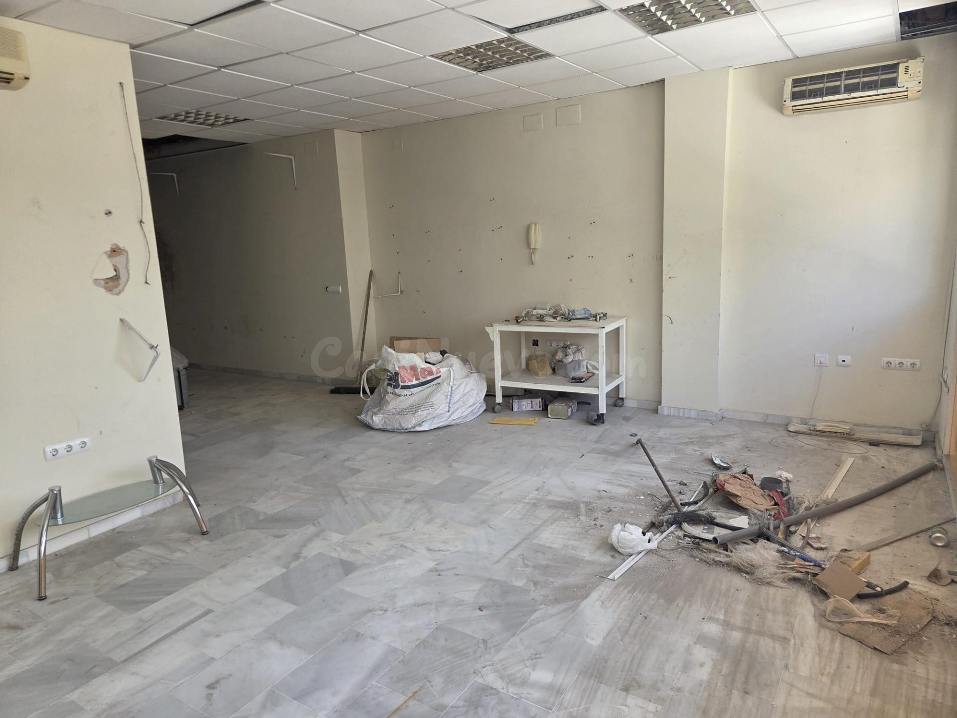 LOCAL COMERCIAL CON LICENCIA DE CAMBIO DE USO A VIVIENDA EN 