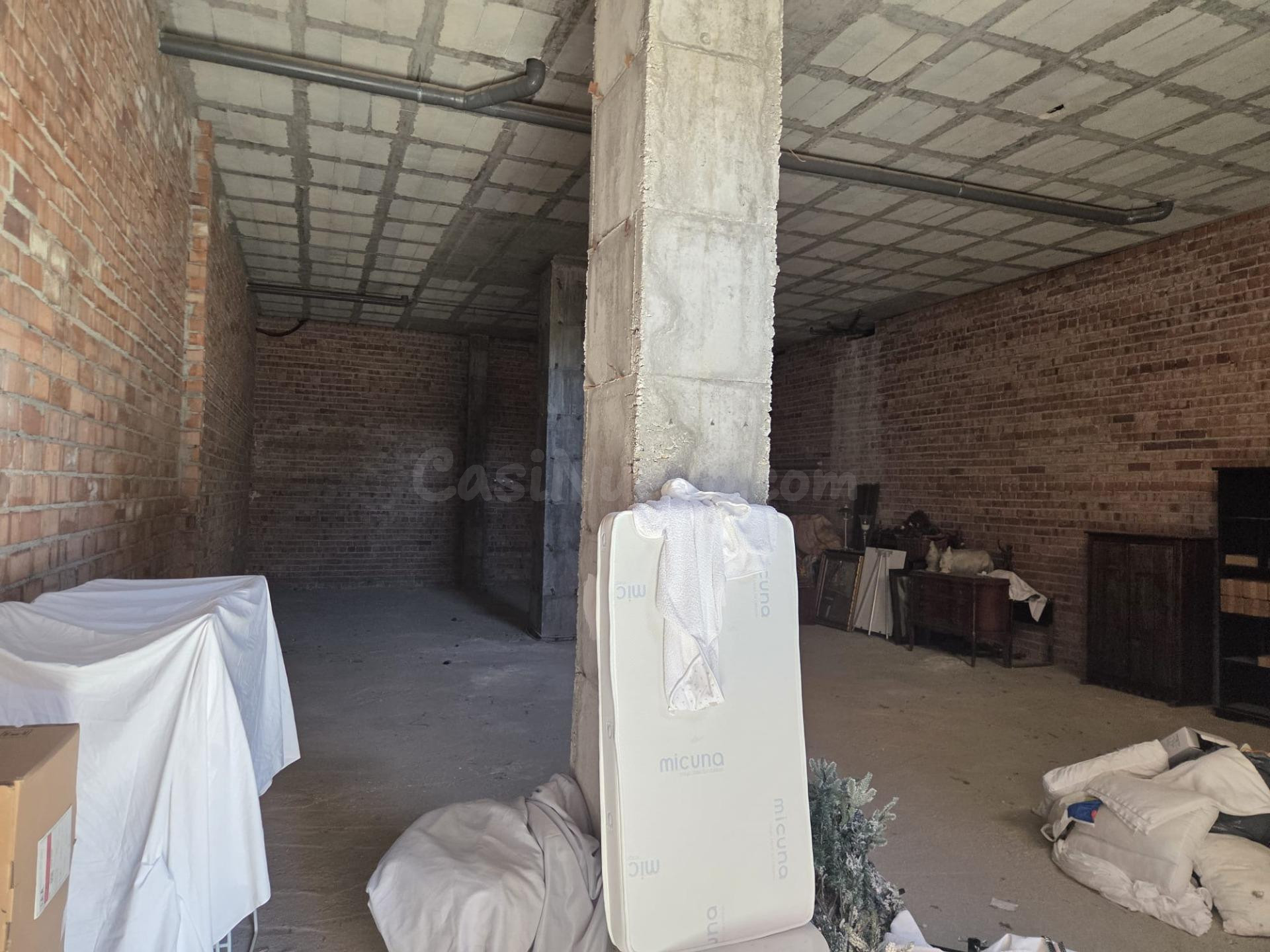 LOCAL COMERCIAL CON VADO Y POSIBILIDAD DE CAMBIO DE USO EN C