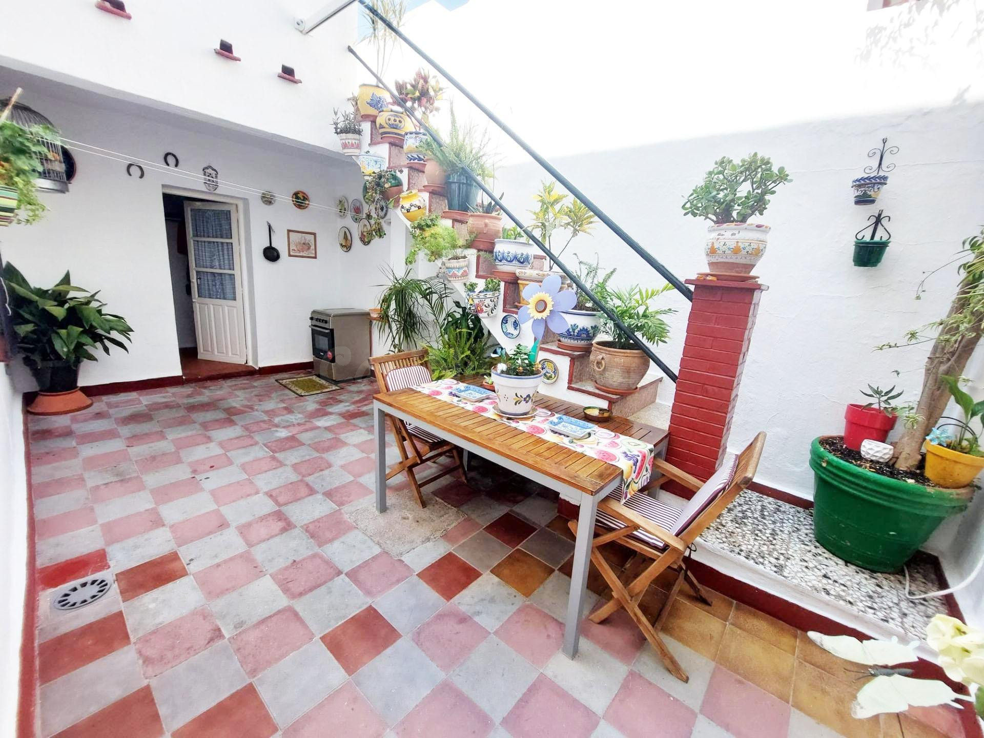 Casa mata 5 dormitorios lista para entrar a vivir en el cent