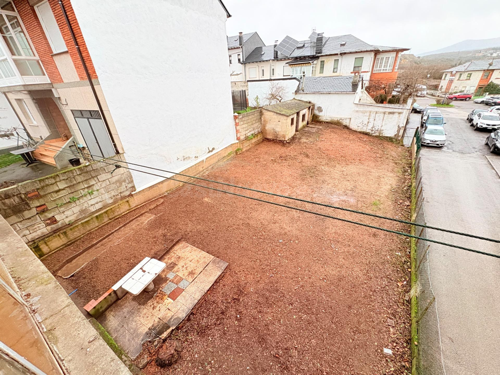 CASA UNIFAMILIAR CON JARDIN DE 258 m2 EN LA ZONA ALTA DE PON - foto 3