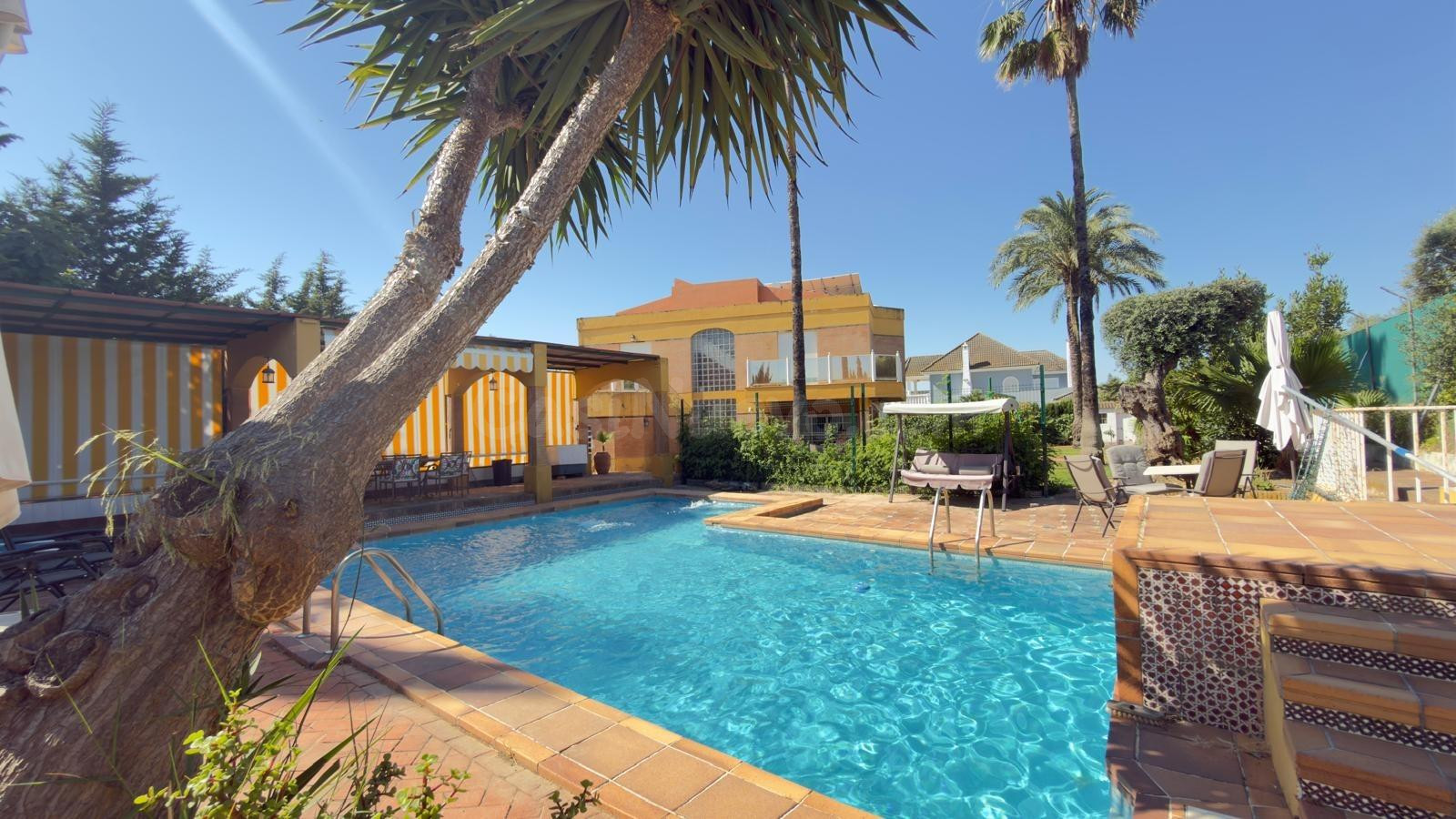 Espectacular villa independiente en venta en Urbanización La