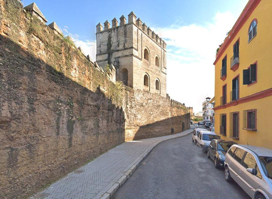 GRAN PISO CON GARAJE EN RECINTO PRIVADO JUNTO A LA MURALLA D