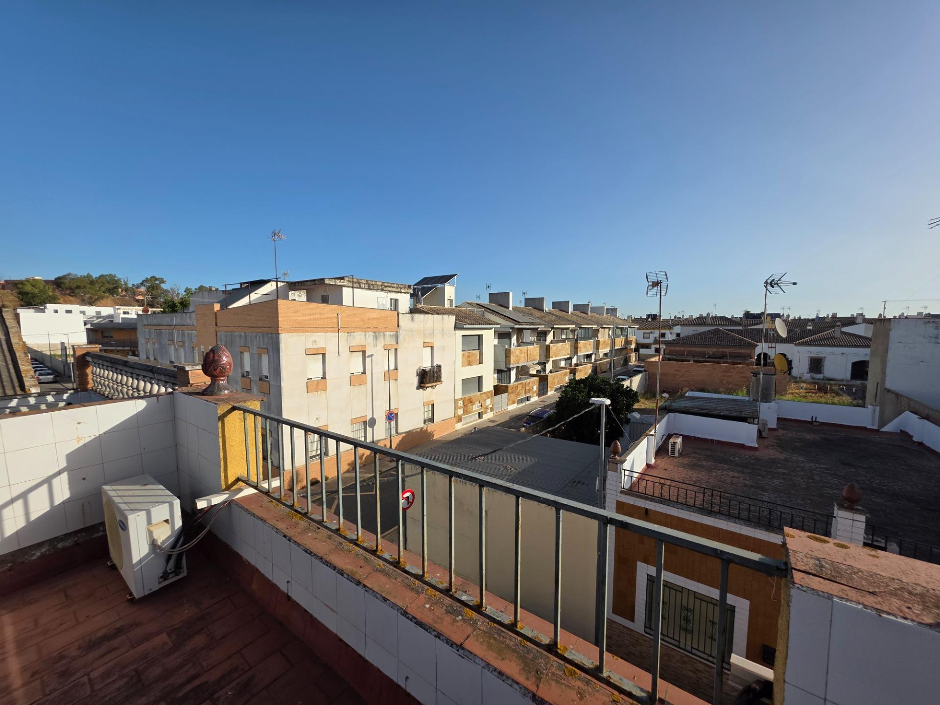 AMPLIA CASA EN VENTA EN CORIA DEL RÍO CON PATIO Y GRAN TERRA