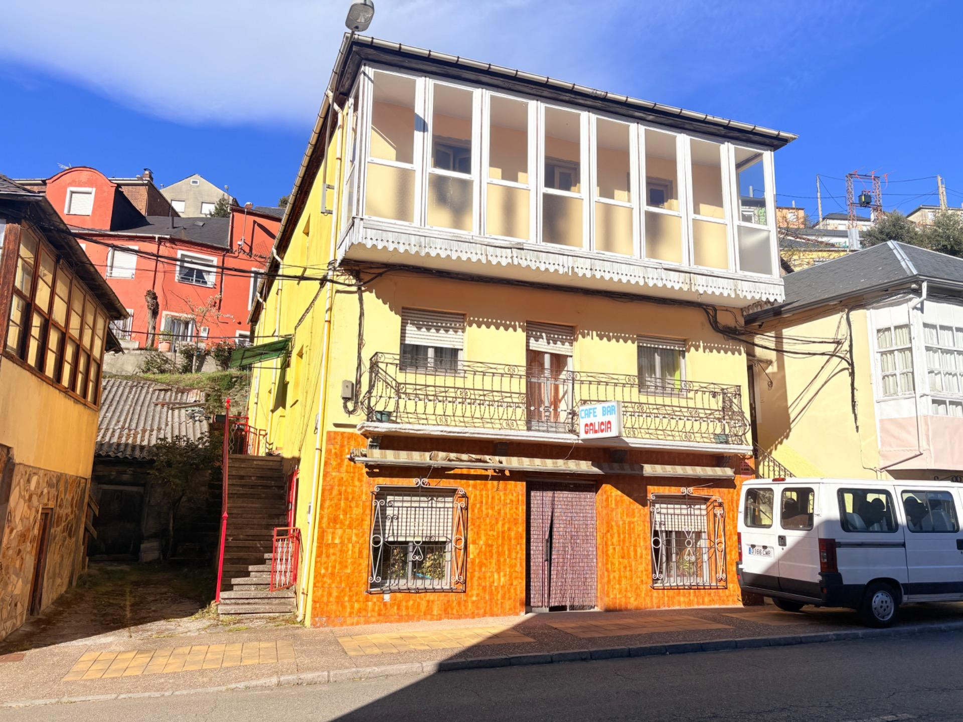¡Oportunidad Única en Torre del Bierzo! Edificio Semireforma
