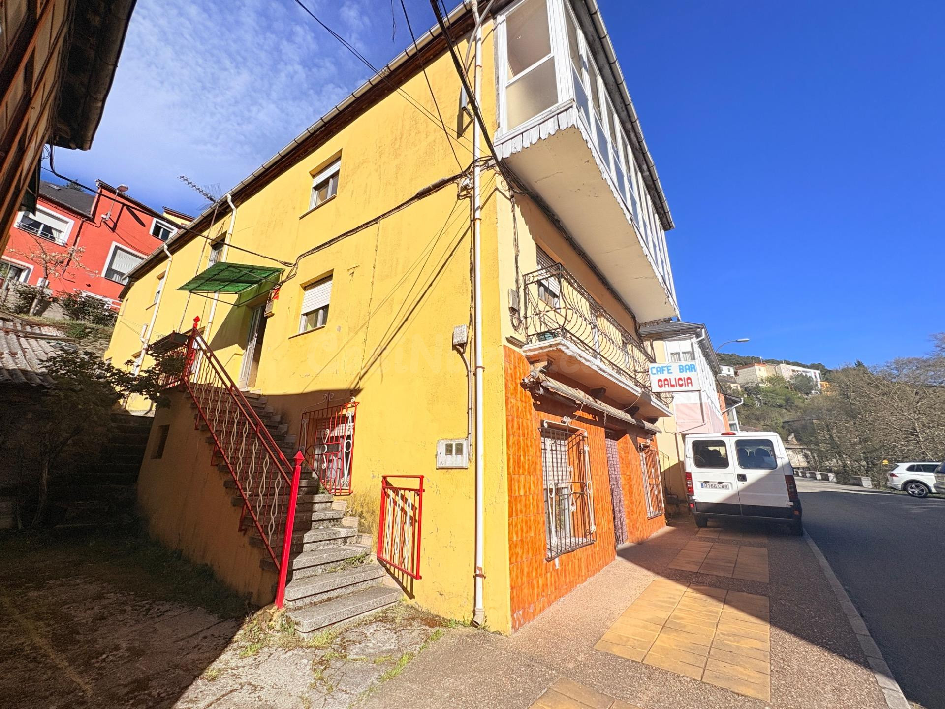 ¡Oportunidad Única en Torre del Bierzo! Edificio Semireforma - foto 3