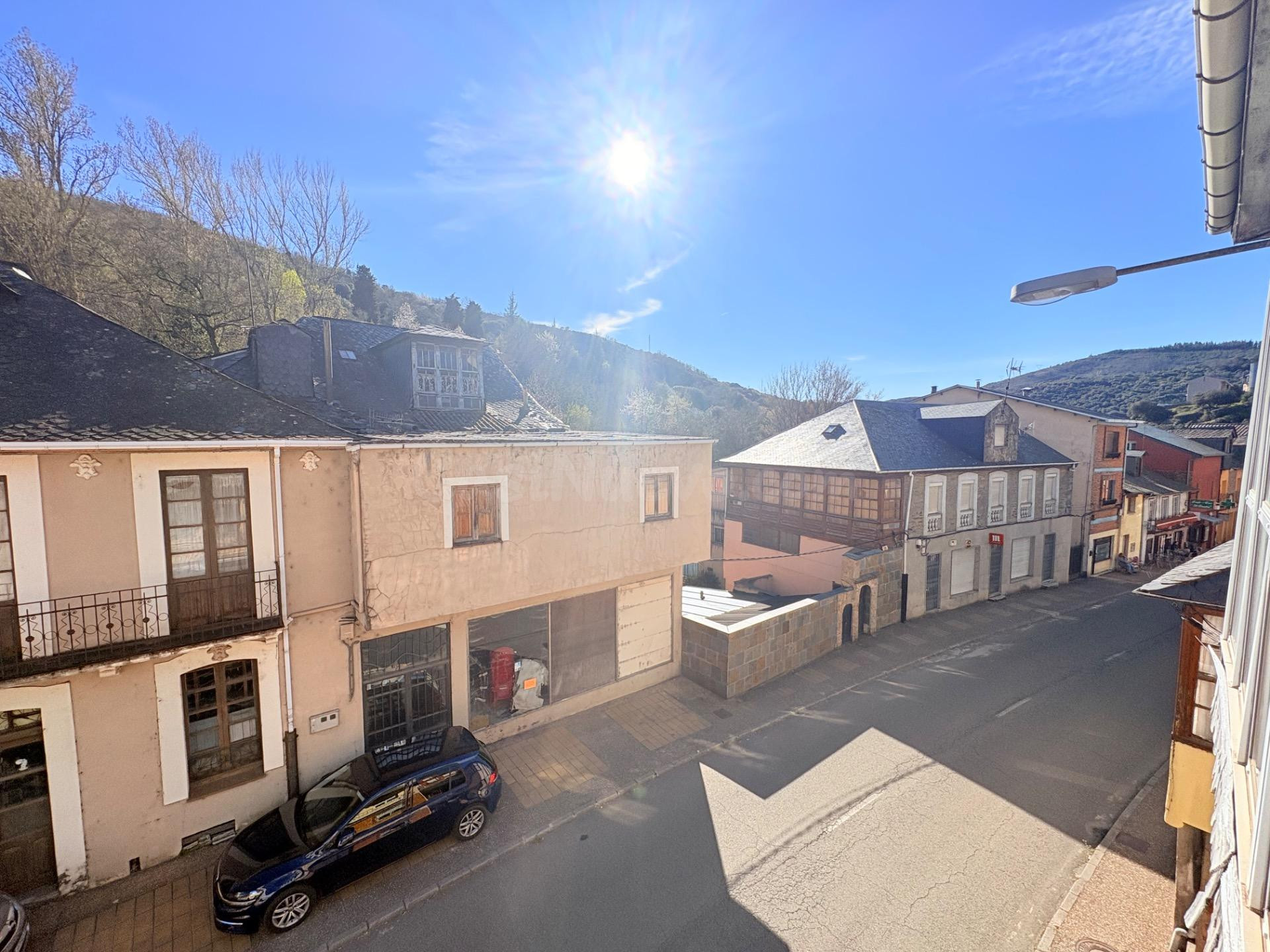 ¡Oportunidad Única en Torre del Bierzo! Edificio Semireforma - foto 5