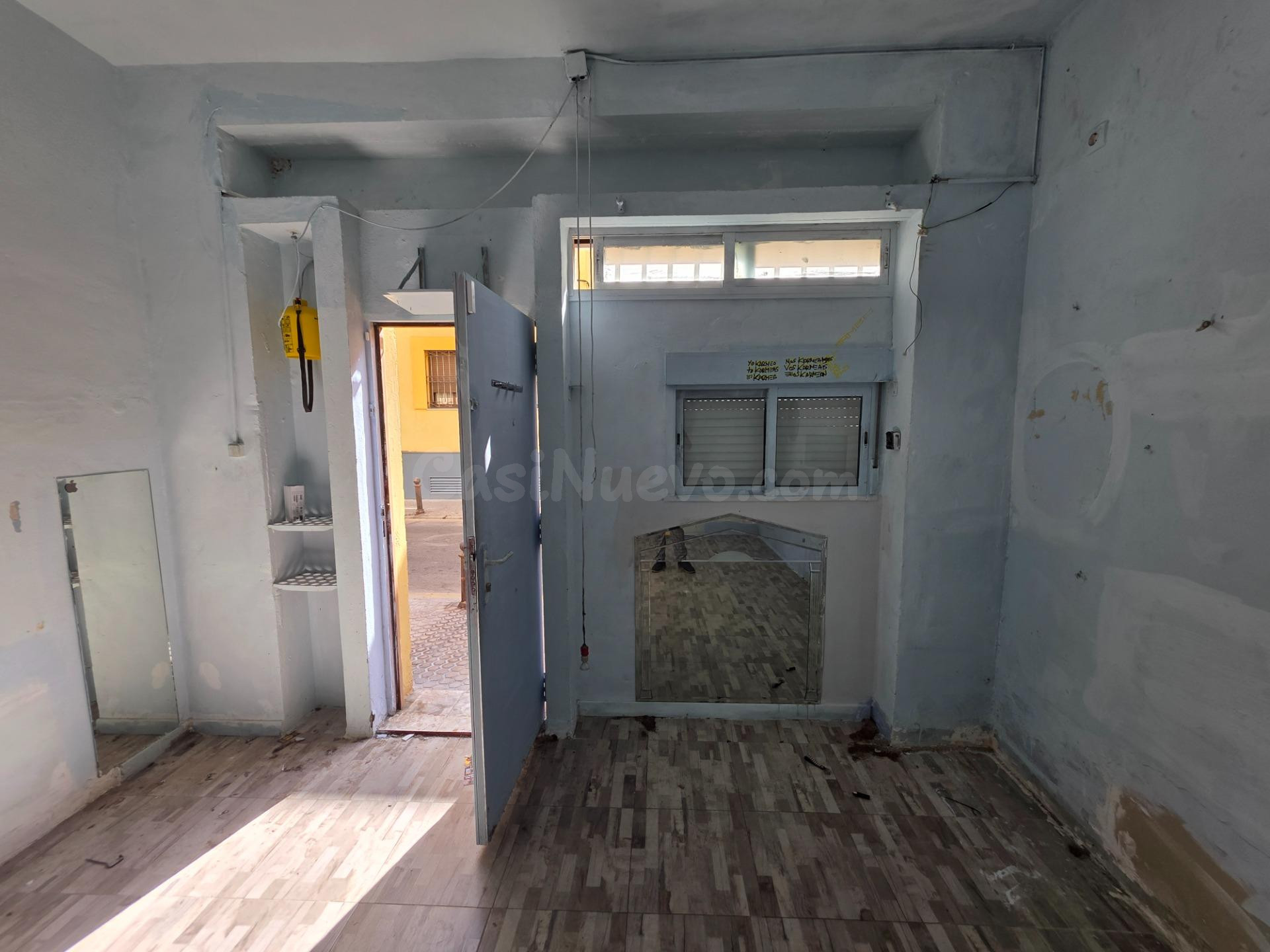 LOCAL COMERCIAL CON GRAN FACHADA Y MÚLTIPLES POSIBILIDADES E - foto 2