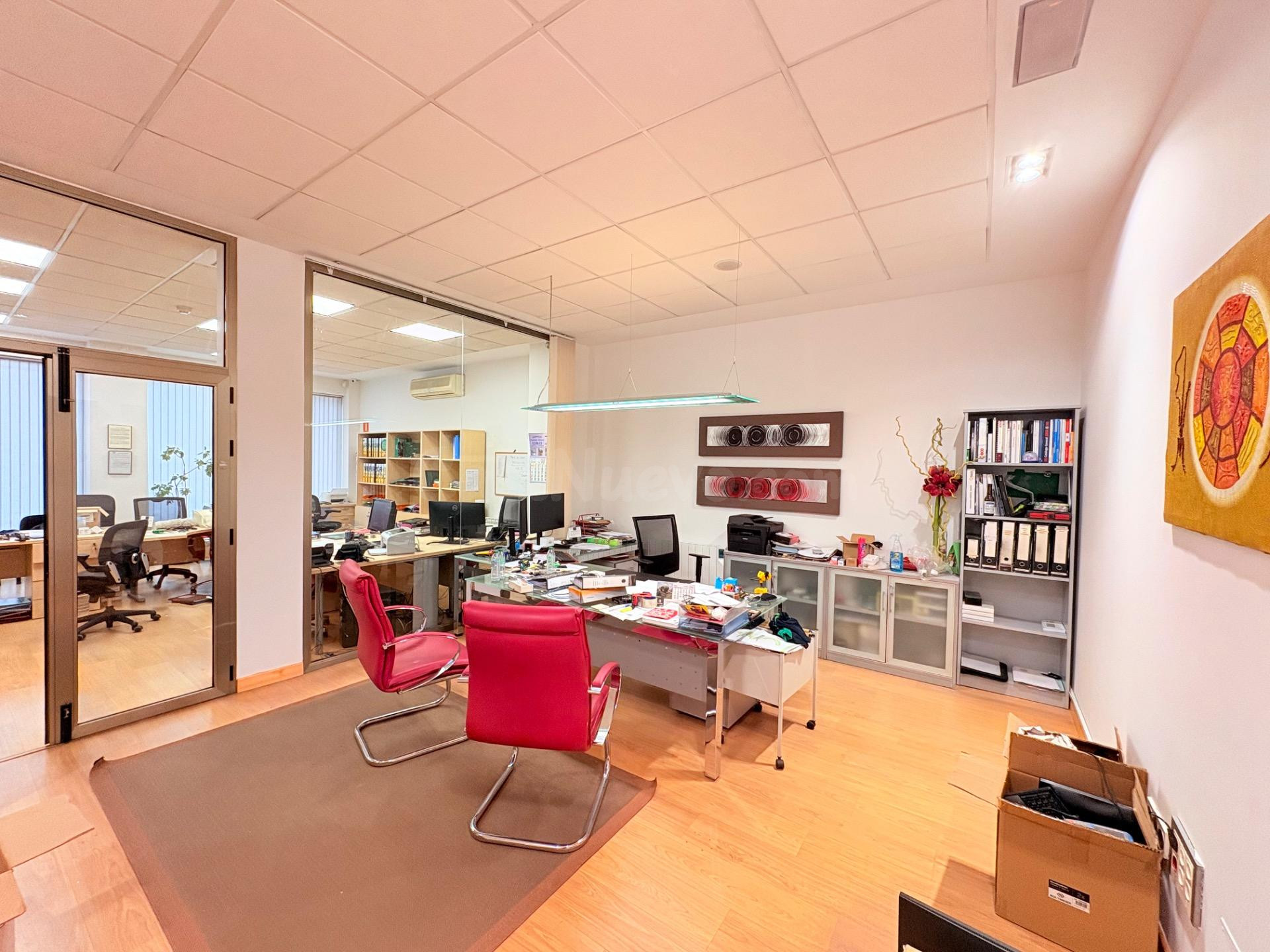 ¡Oportunidad Única en Ponferrada! Local Comercial Seminuevo  - foto 2