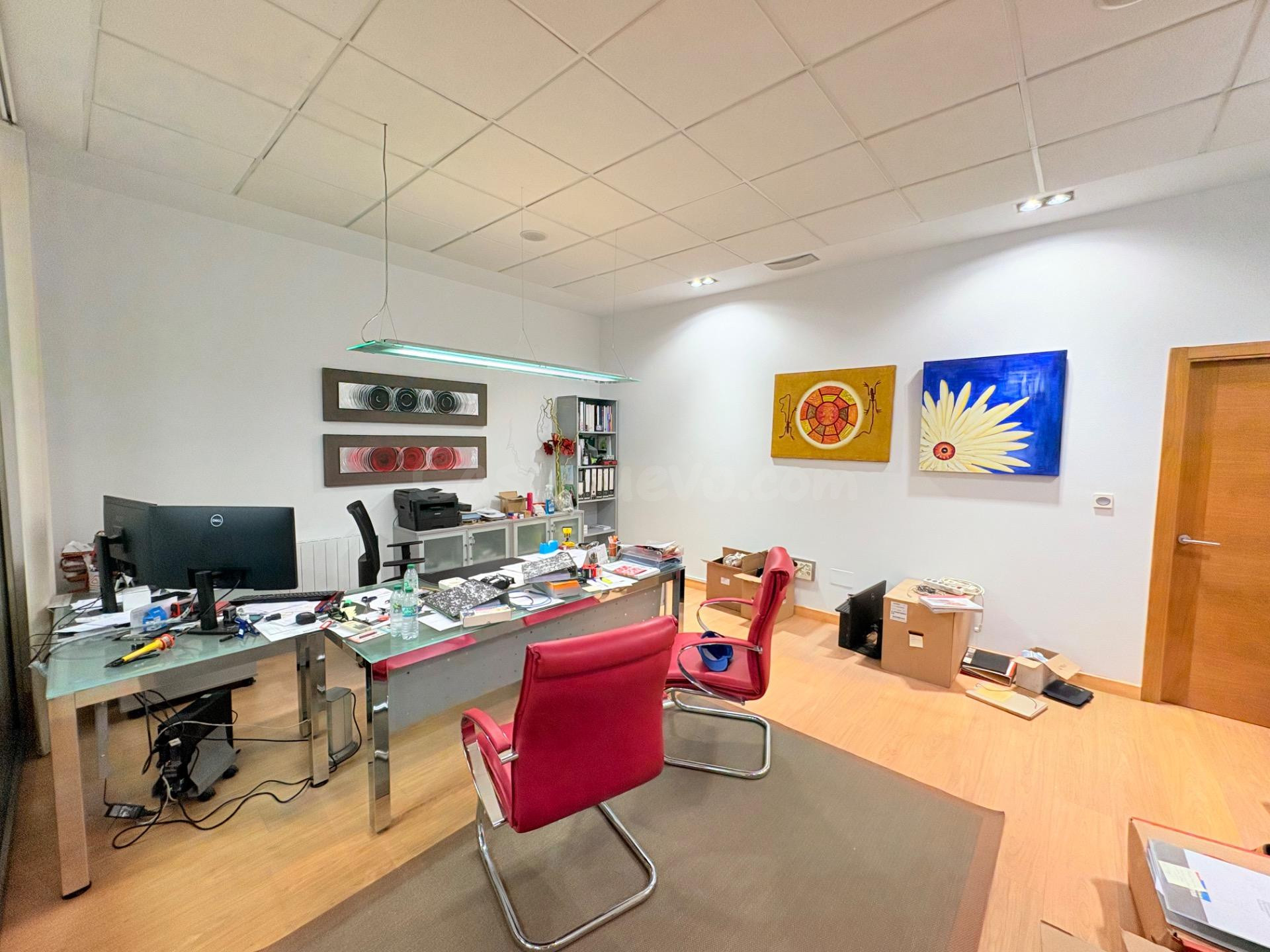 ¡Oportunidad Única en Ponferrada! Local Comercial Seminuevo  - foto 3