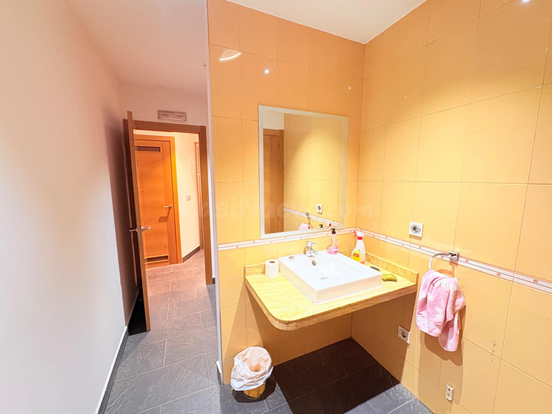 ¡Oportunidad Única en Ponferrada! Local Comercial Seminuevo  - foto 4