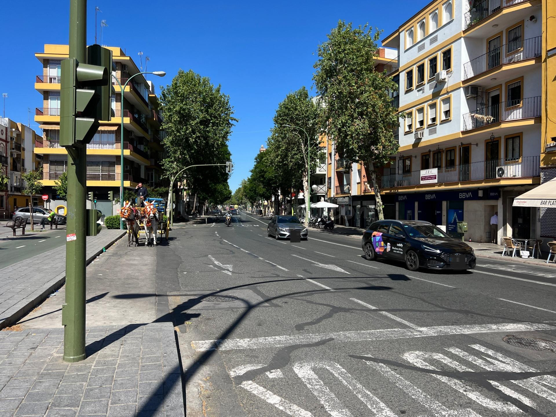 PISO EN AVENIDA RESOLANA CON TERRAZA Y ASCENSOR JUNTO A LA M