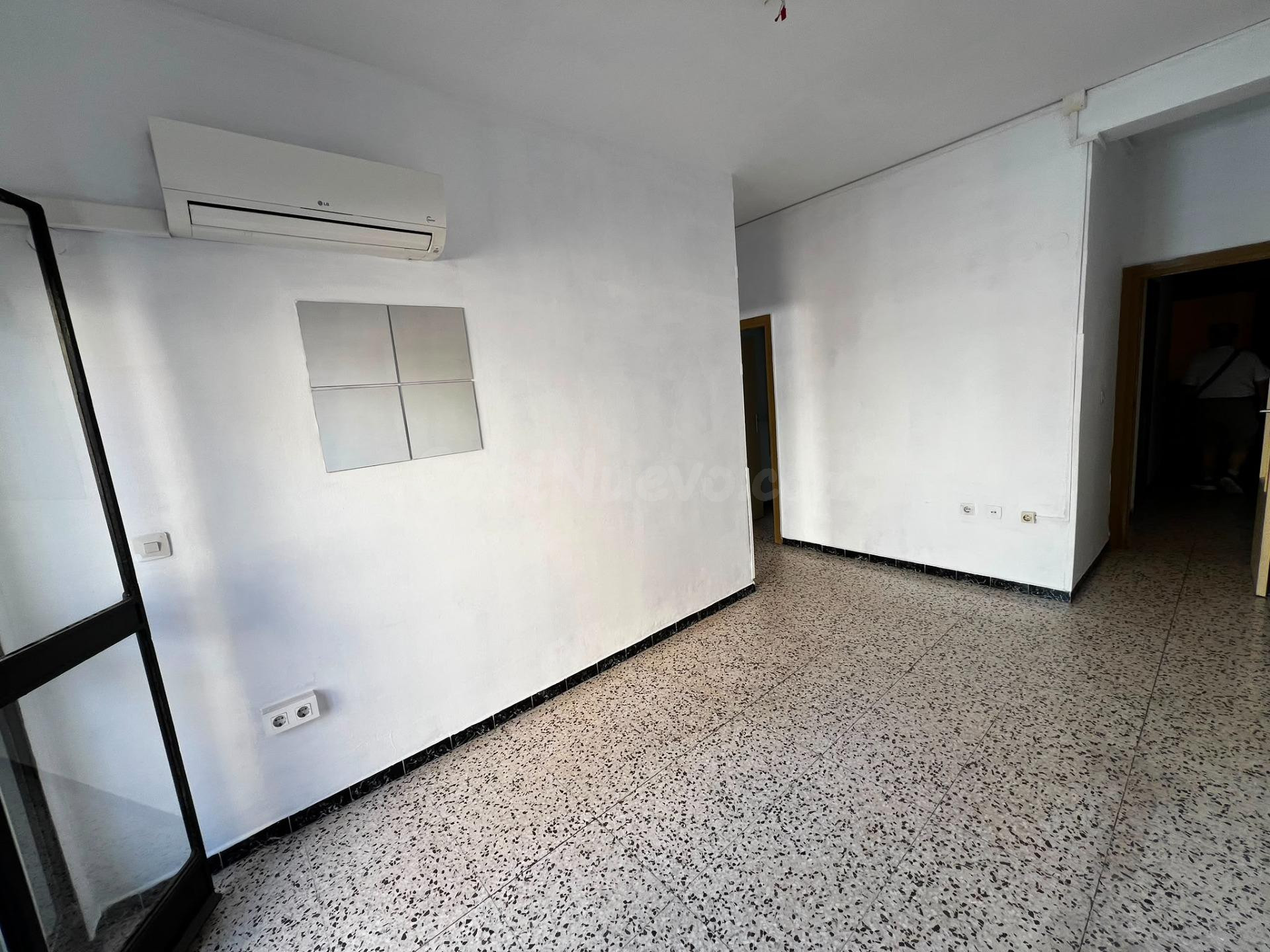 PISO EN AVENIDA RESOLANA CON TERRAZA Y ASCENSOR JUNTO A LA M - foto 3