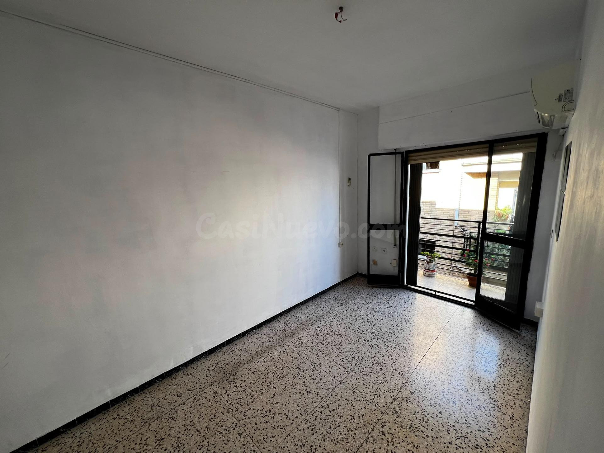 PISO EN AVENIDA RESOLANA CON TERRAZA Y ASCENSOR JUNTO A LA M - foto 4