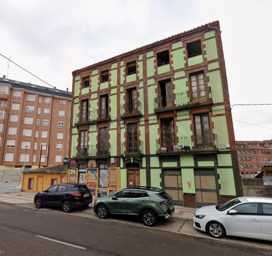 CONJUNTO DE 2 VIVIENDAS Y 1 LOCAL COMERCIAL EN LEÓN