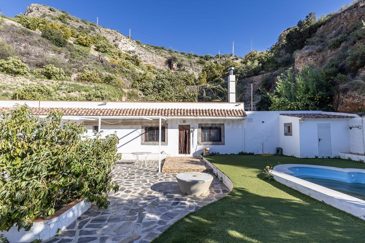Encantadora Casa de una Planta con Amplio Terreno y Piscina 