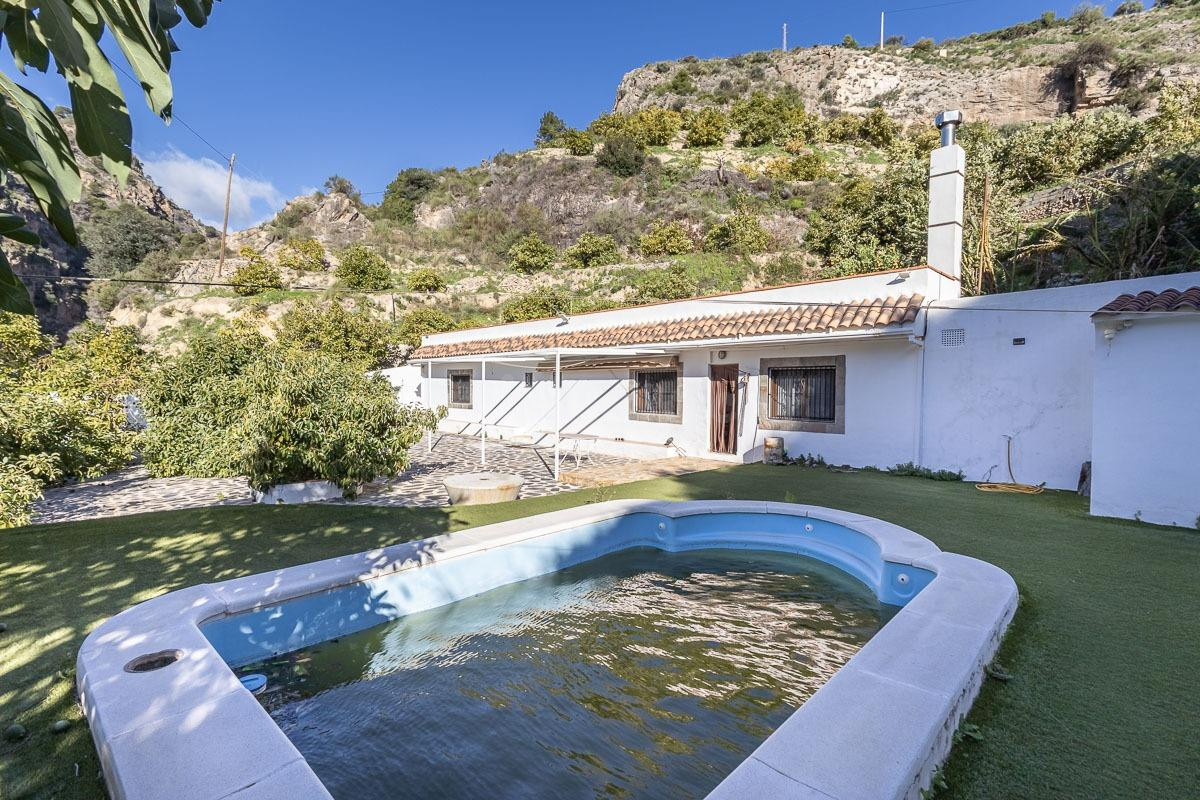 Encantadora Casa de una Planta con Amplio Terreno y Piscina  - foto 2