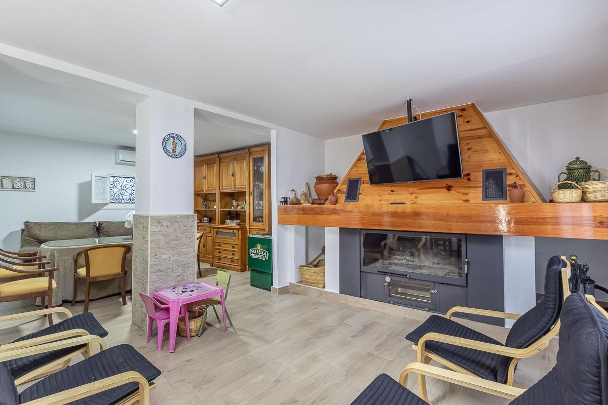 Encantadora Casa de una Planta con Amplio Terreno y Piscina  - foto 3