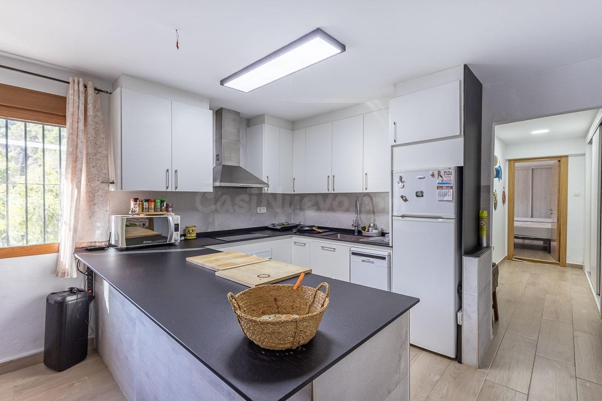 Encantadora Casa de una Planta con Amplio Terreno y Piscina  - foto 4