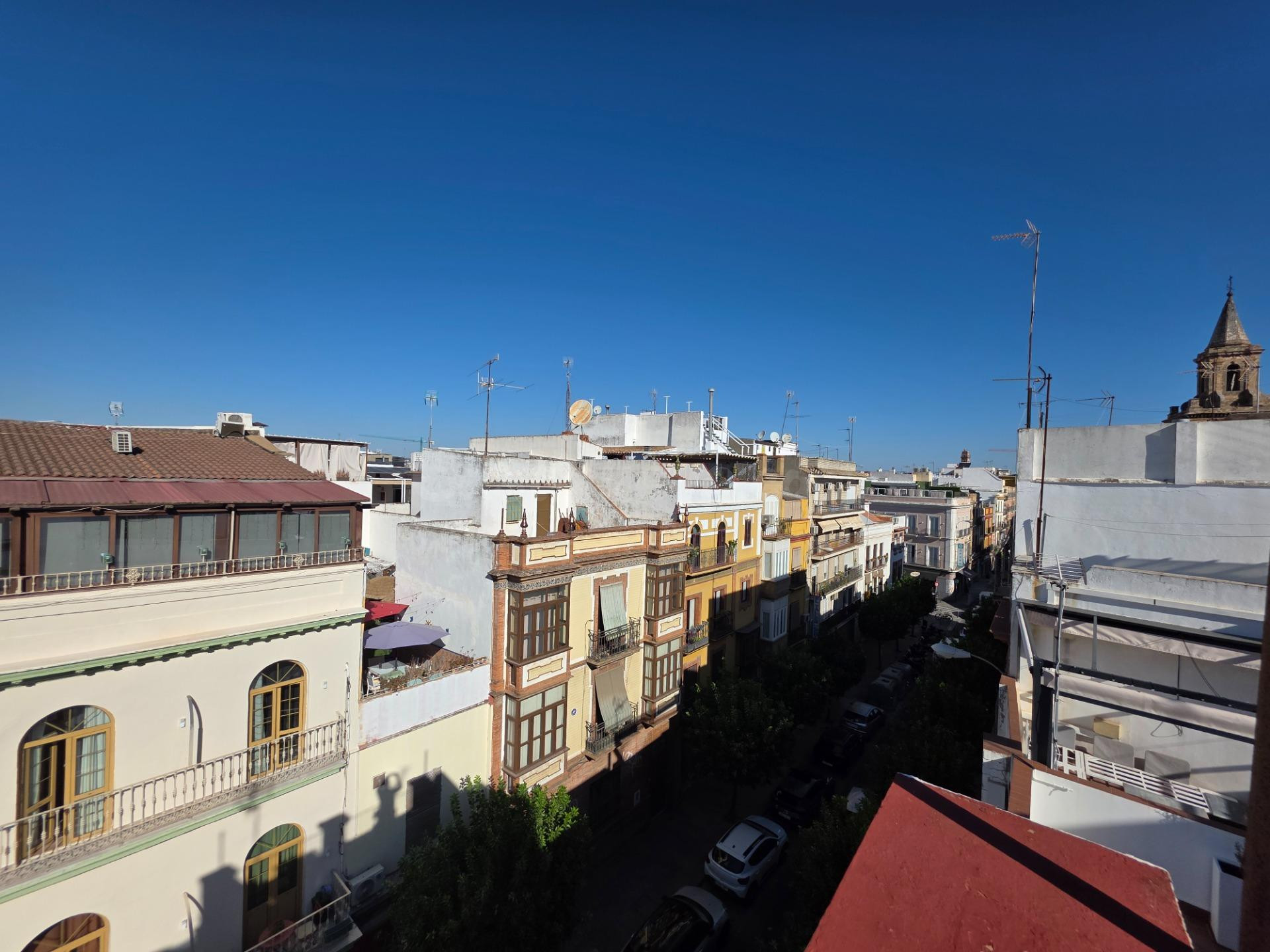 PISO DE 2 DORMITORIOS CON BALCONES A LA CALLE EN EL BARRIO D
