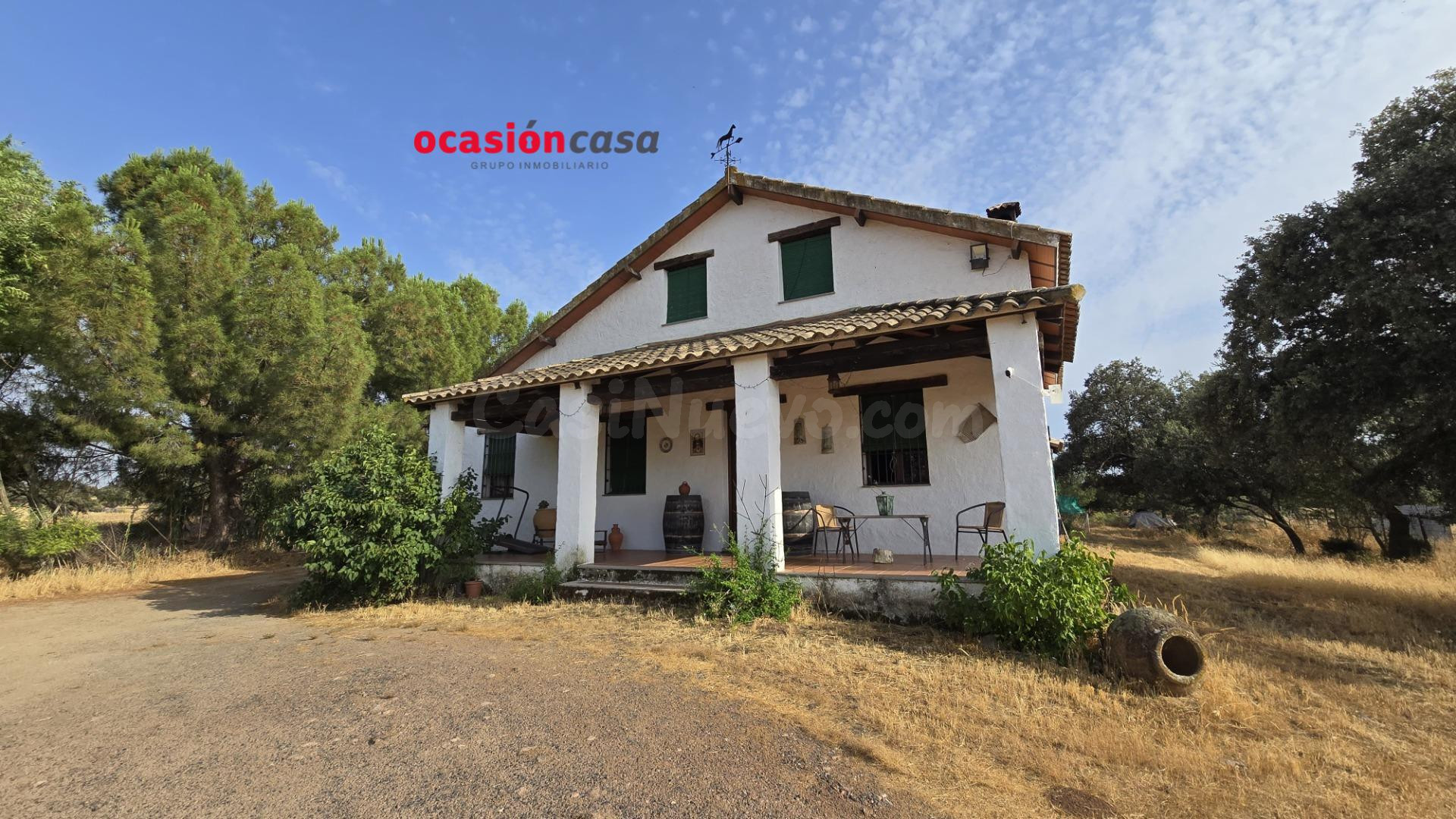 CHALET CON PISCINA EN VENTA