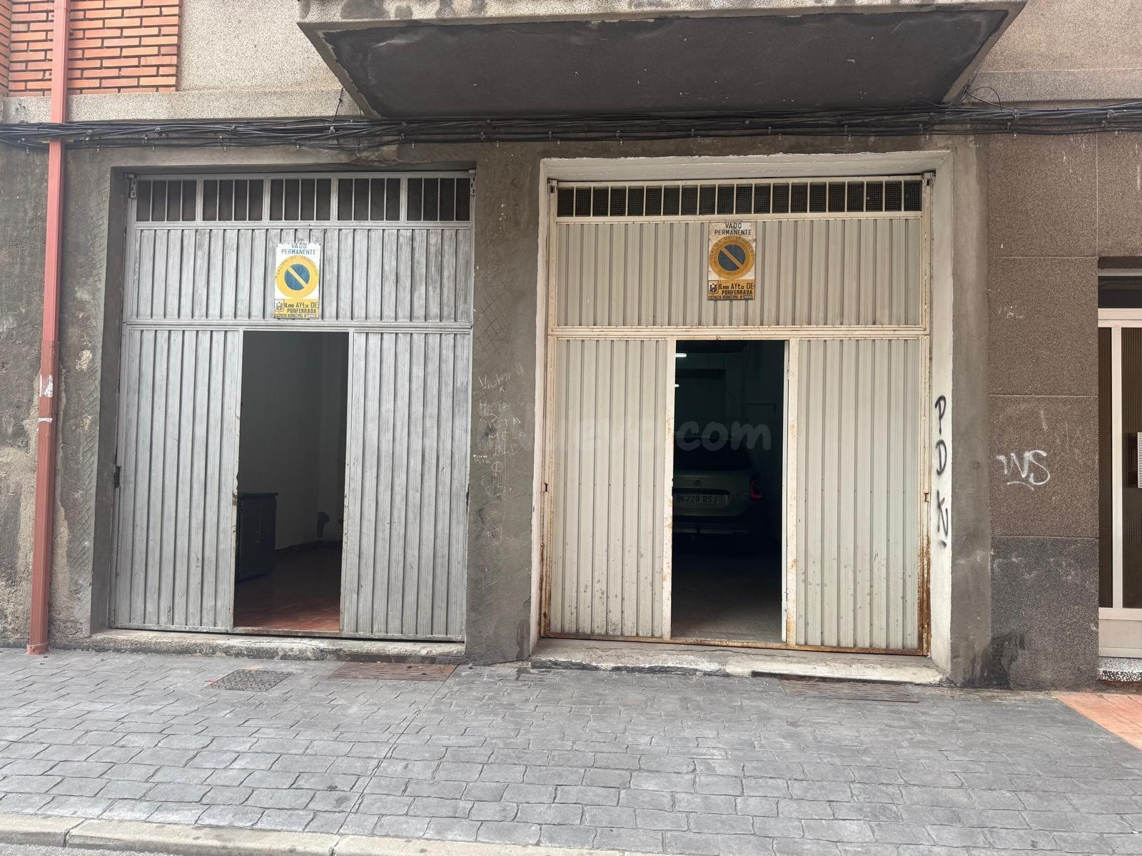 VENTA DE LOCAL-GARAJE CON VADO PERMANENTE - foto 4