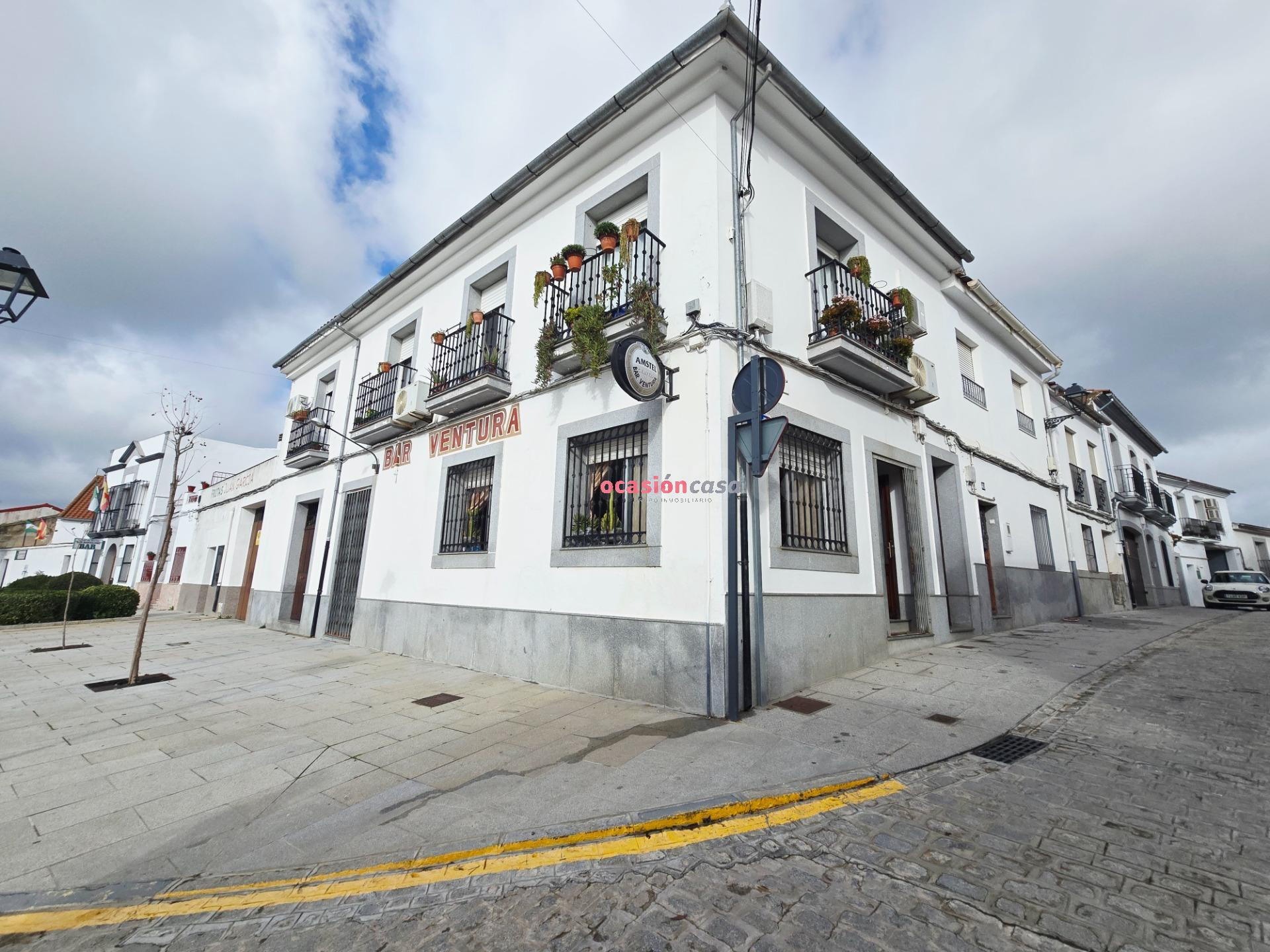 SE VENDE CASA EN ESQUINA JUNTO A SAN BARTOLOME