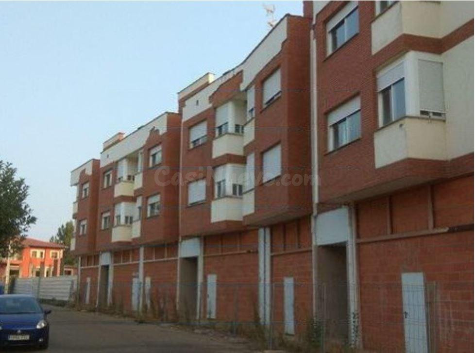 LOCAL COMERCIAL DESTINADO A GARAJES EN SANTA COLOMBA DE CURUEÑO - foto 3