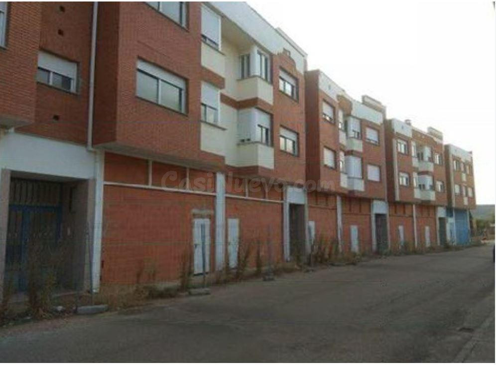 LOCAL COMERCIAL DESTINADO A GARAJES EN SANTA COLOMBA DE CURUEÑO - foto 4