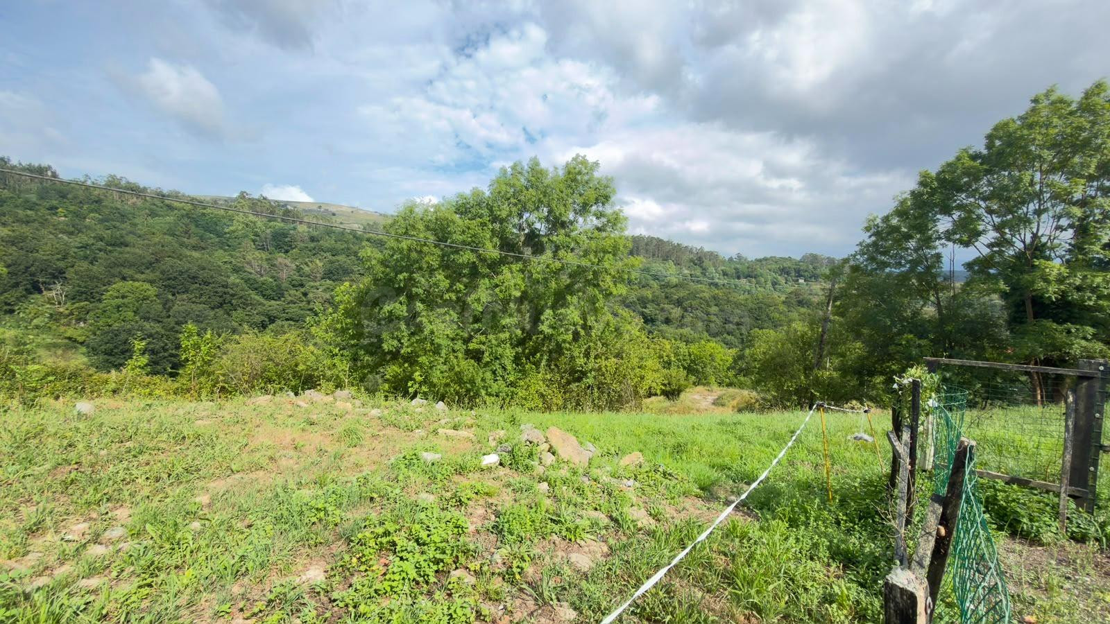 Terreno urbano + finca de 1.553 m2 en Udías, Cantabria - foto 3