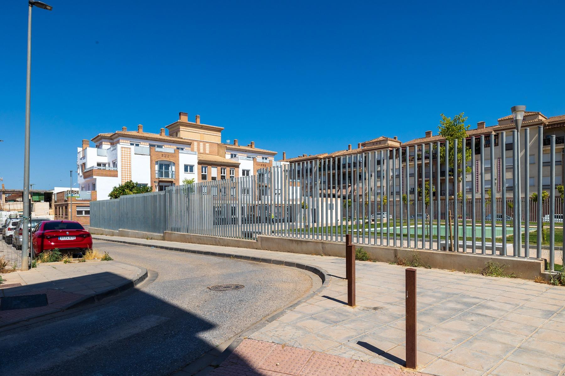 estupendo solar para construir en el mismo centro de Santa F - foto 4