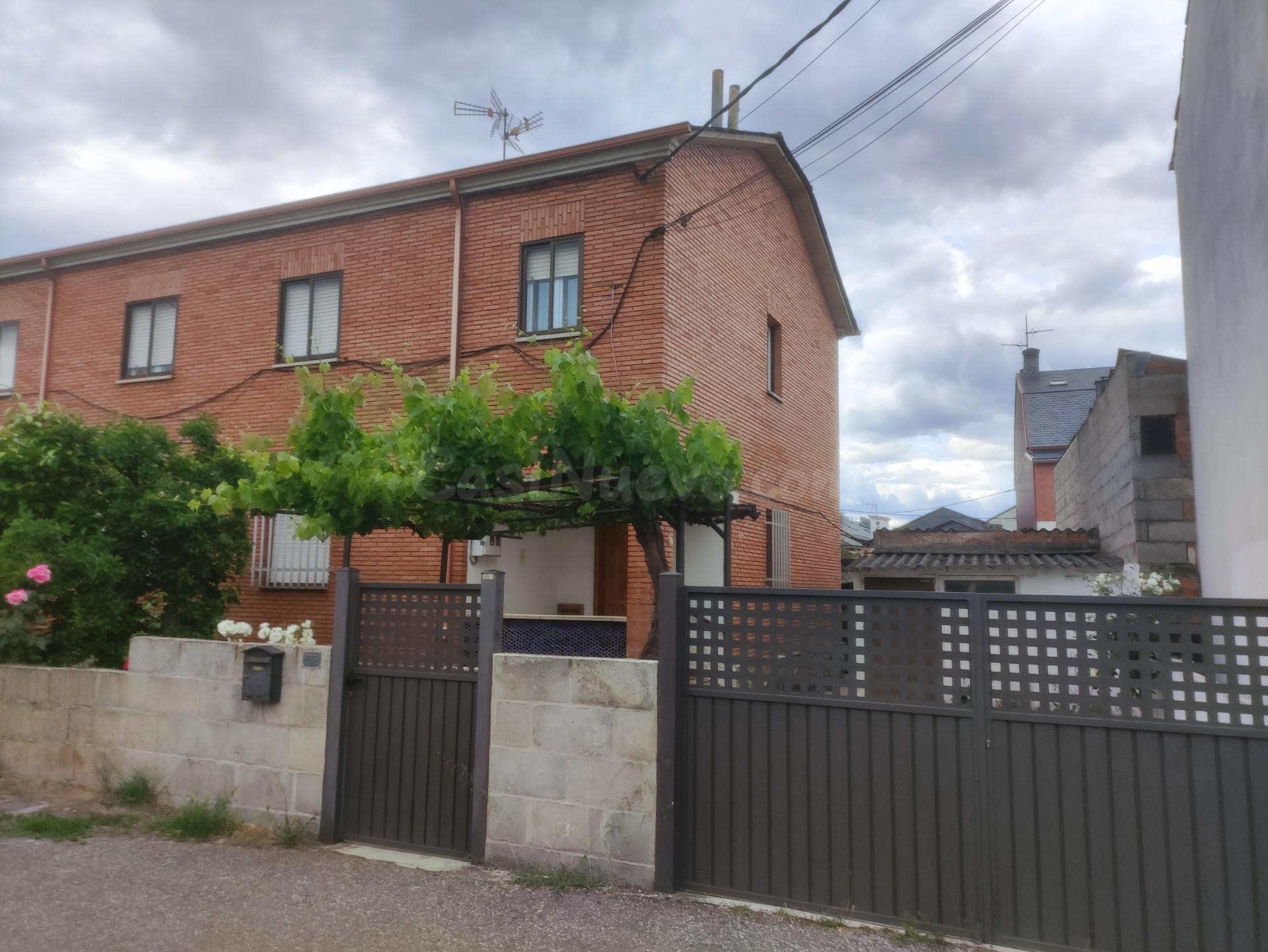 Exclusivo Inmueble Singular en Cuatrovientos, Ponferrada - ¡Una Oportunidad Única!