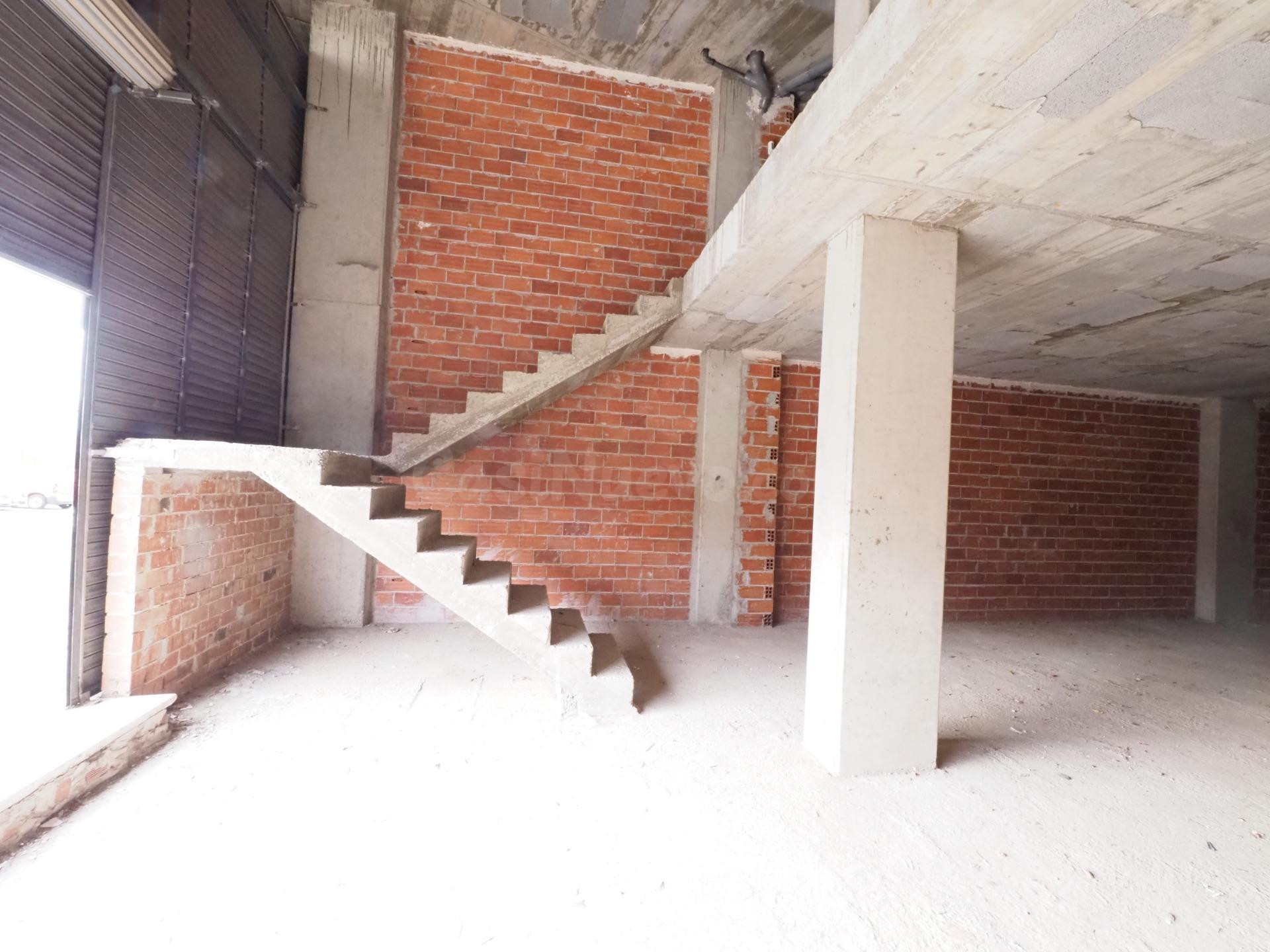 SE VENDE LOCAL COMERCIAL EN TERRASSA, ZONA ESPORTIVA - foto 2