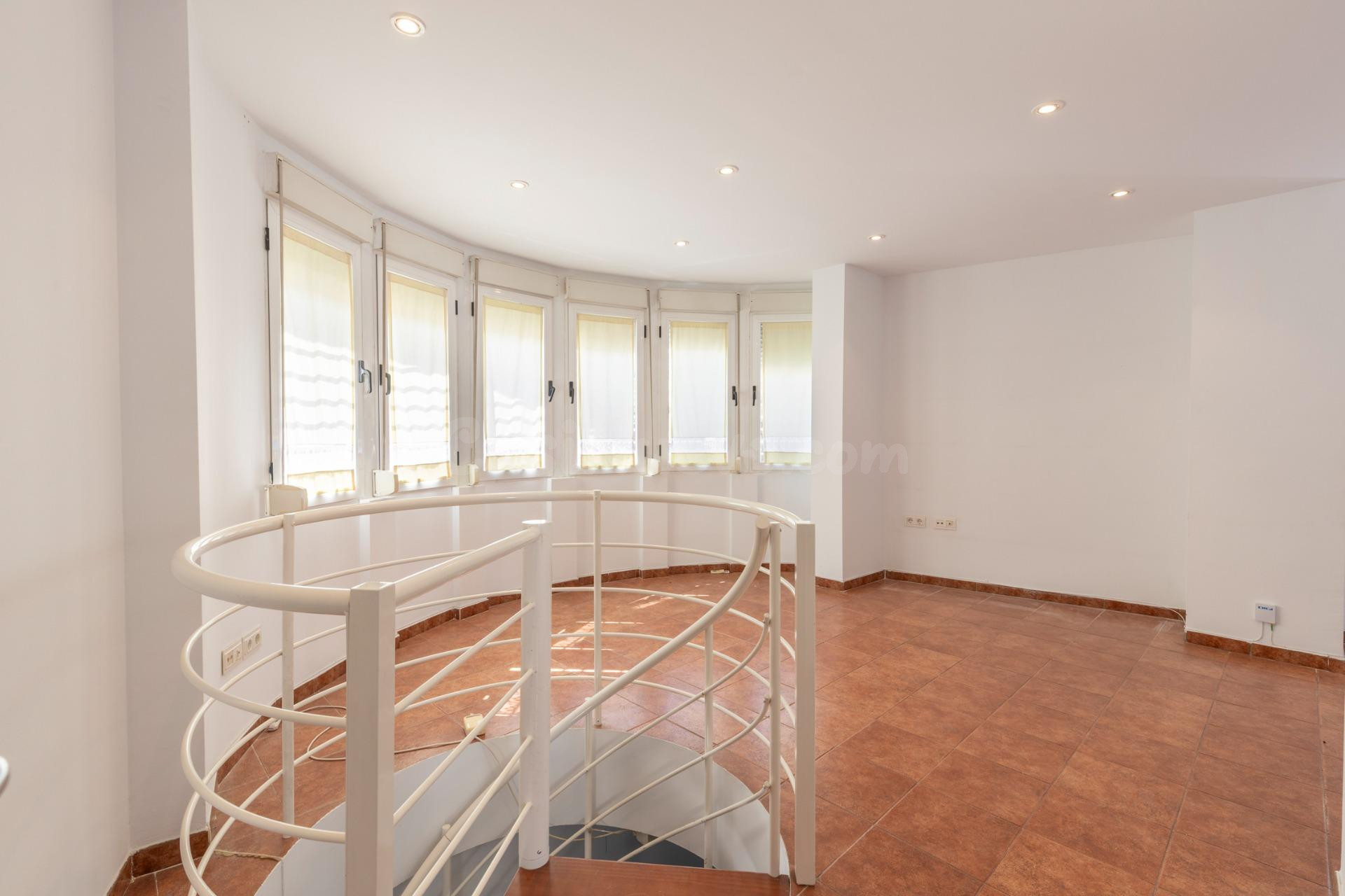 FANTÁSTICO TRÍPLEX EN CÁJAR: UNA VIVIENDA LLEVA DE AMPLITUD 