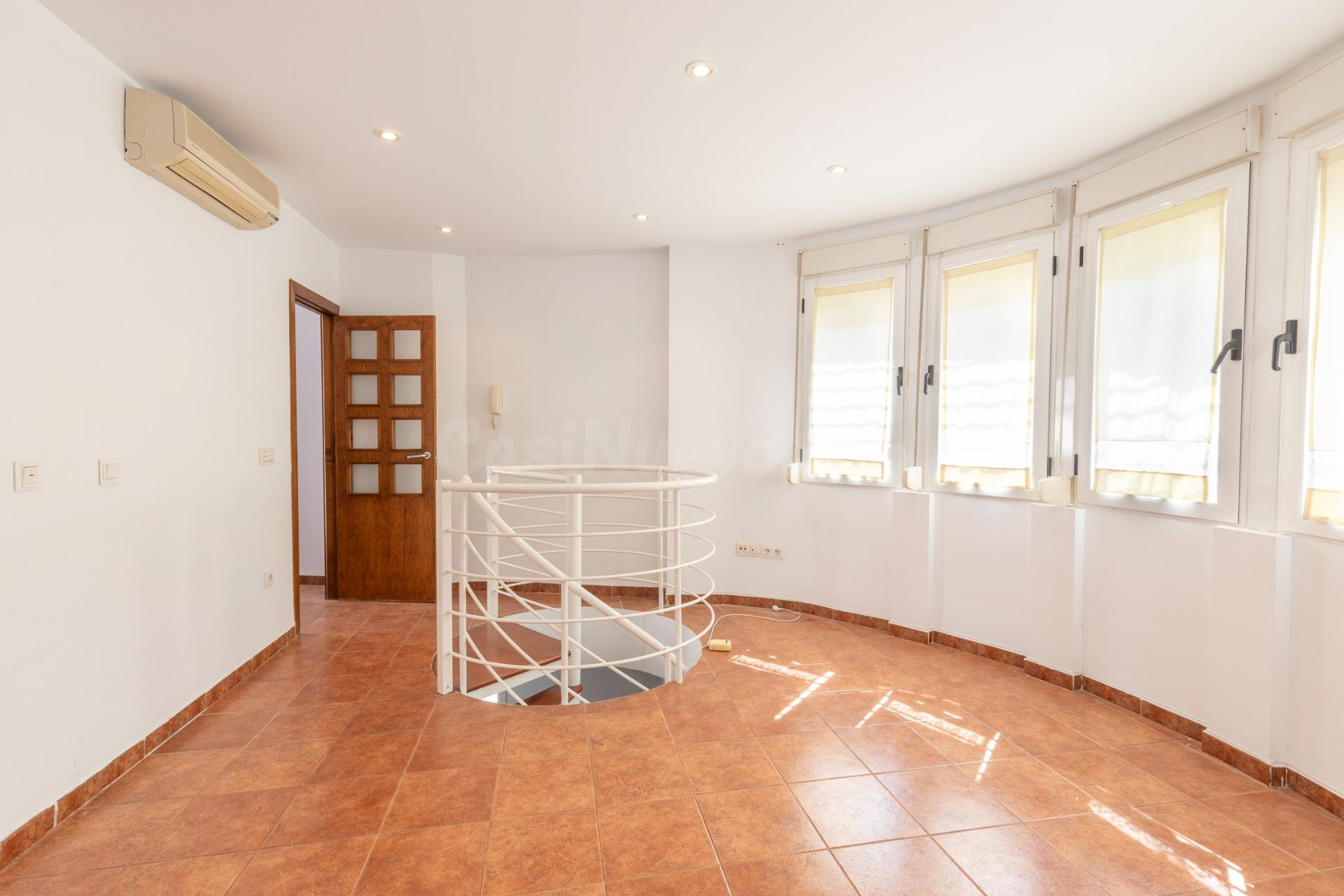 FANTÁSTICO TRÍPLEX EN CÁJAR: UNA VIVIENDA LLEVA DE AMPLITUD  - foto 4