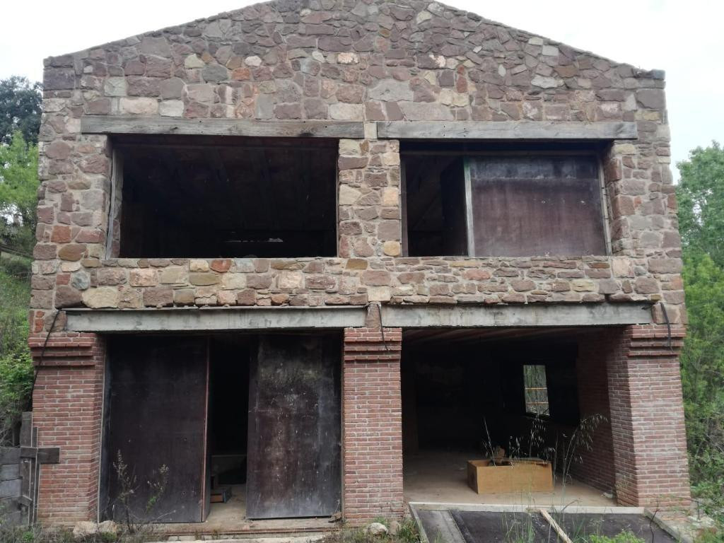Obra parada en venta en Rellinars - foto 3