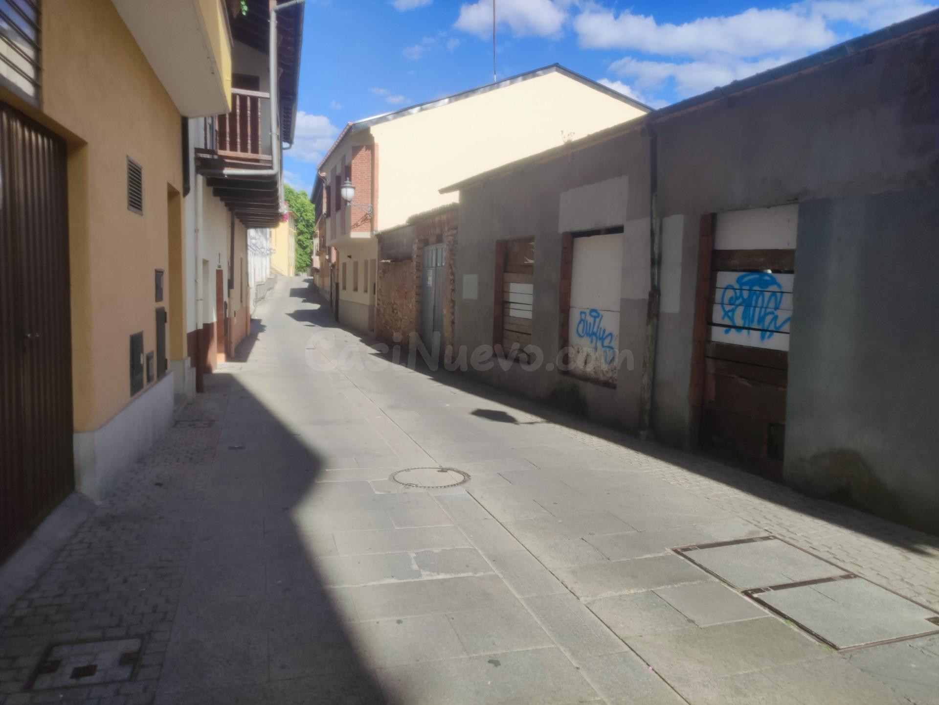 Oportunidad Única en Ponferrada: Inmueble Singular a Precio  - foto 2